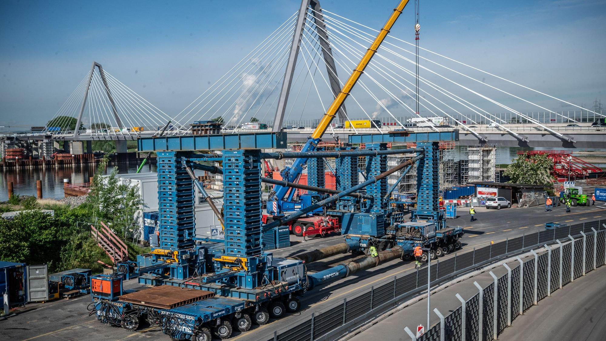 Einsetzen eines großen Stahlelements auf Stützen der Leverkusener Brücke. Bild: Ralf Krieger