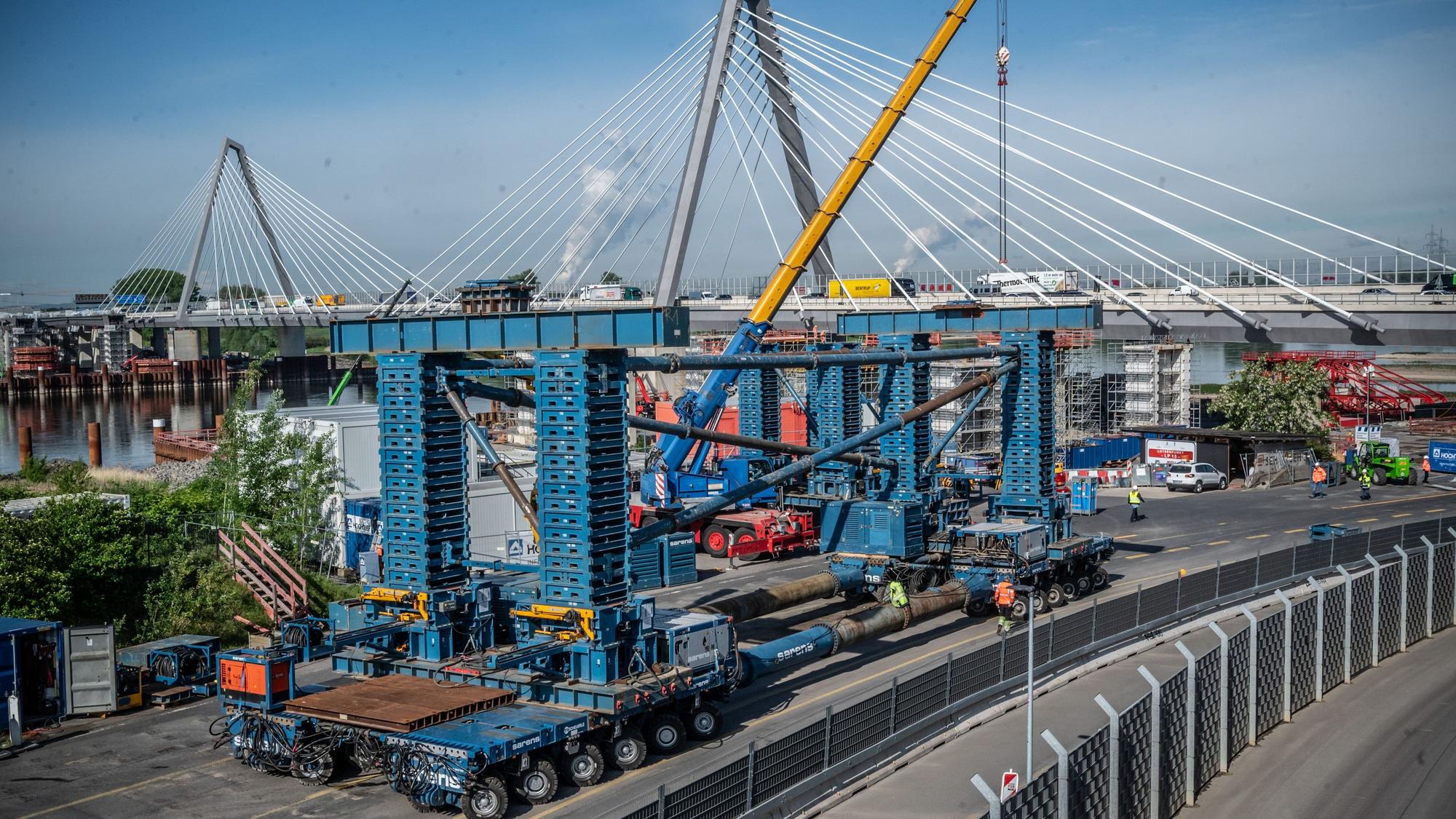 Einsetzen eines großen Stahlelements auf Stützen der Leverkusener Brücke. Bild: Ralf Krieger