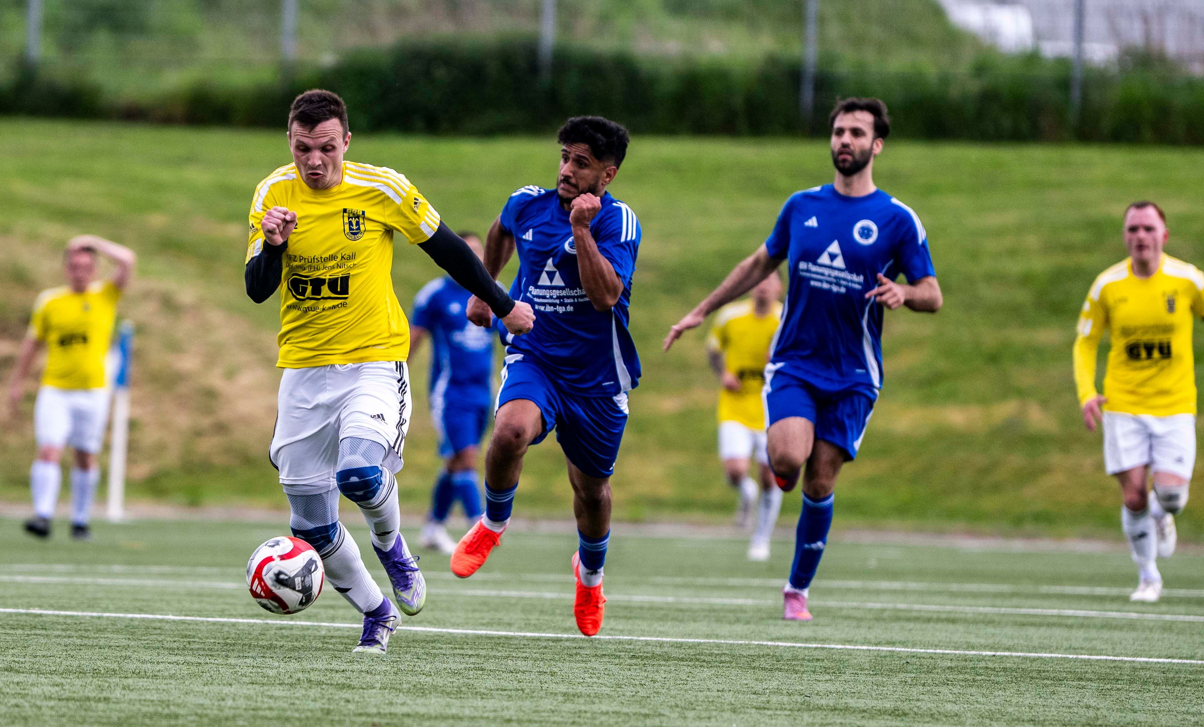 Golbachs Stürmer Max Hofmann läuft mit dem Baull aufs Tor zu, ein DHO-Spieler verfolgt ihn.