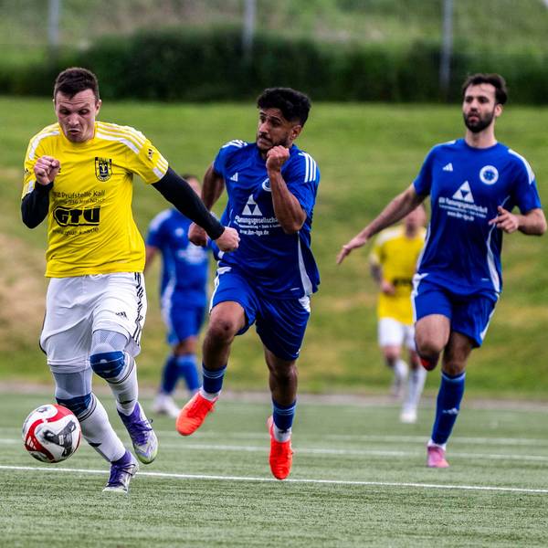 Golbachs Stürmer Max Hofmann läuft mit dem Baull aufs Tor zu, ein DHO-Spieler verfolgt ihn.