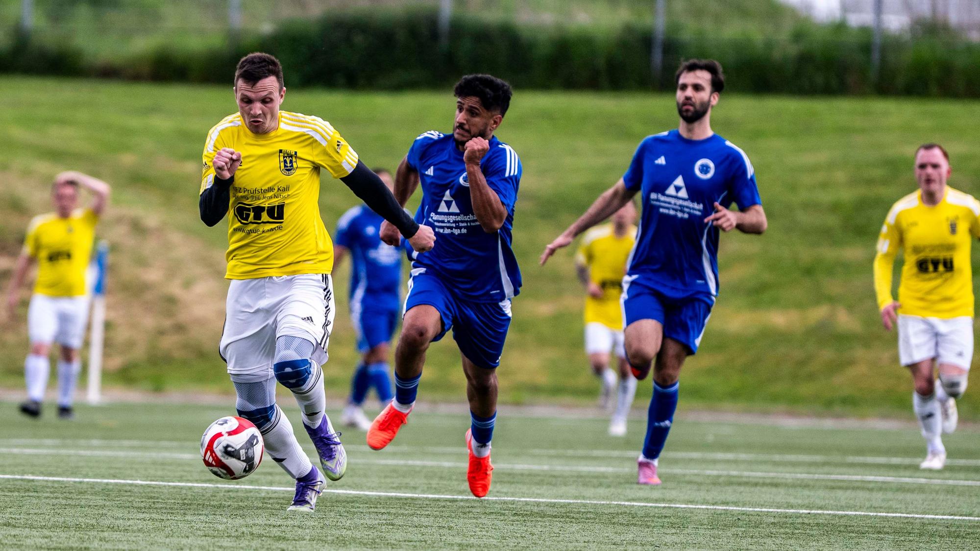 Golbachs Stürmer Max Hofmann läuft mit dem Baull aufs Tor zu, ein DHO-Spieler verfolgt ihn.