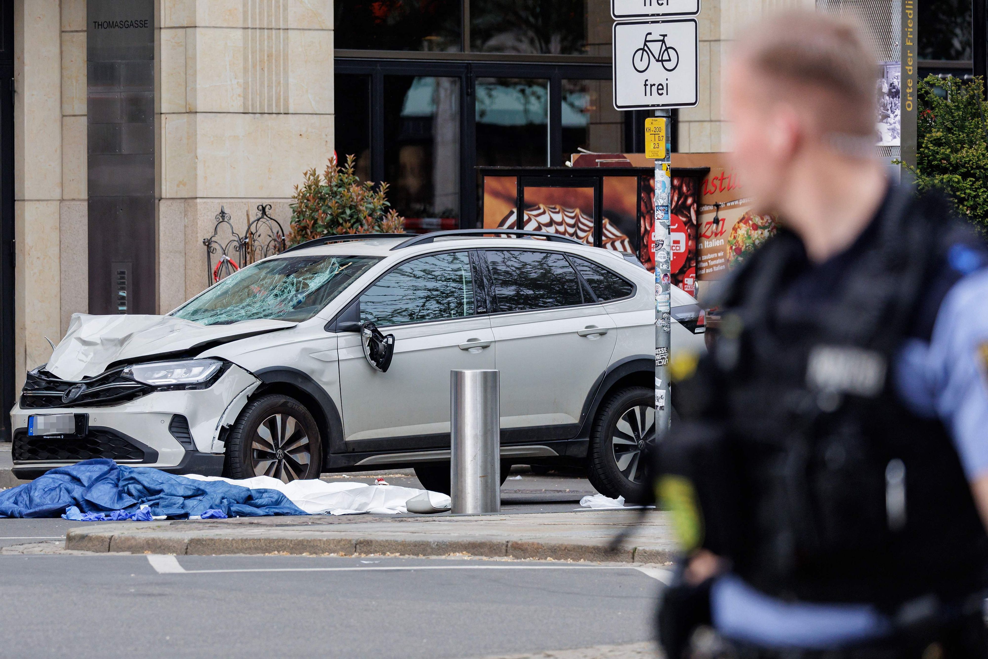 In Leipzig ist ein Mann mit seinem Wagen in die Fußgängerzone gefahren und hat dabei mindestens zwei Menschen getötet und mehrere verletzt.