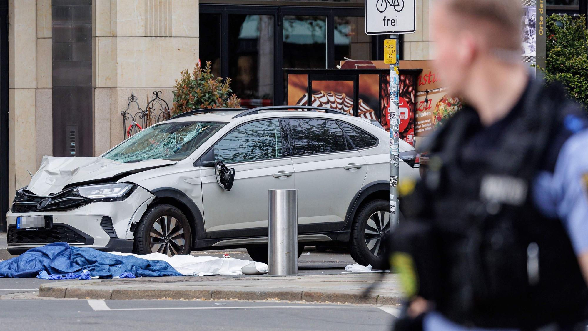 In Leipzig ist ein Mann mit seinem Wagen in die Fußgängerzone gefahren und hat dabei mindestens zwei Menschen getötet und mehrere verletzt.
