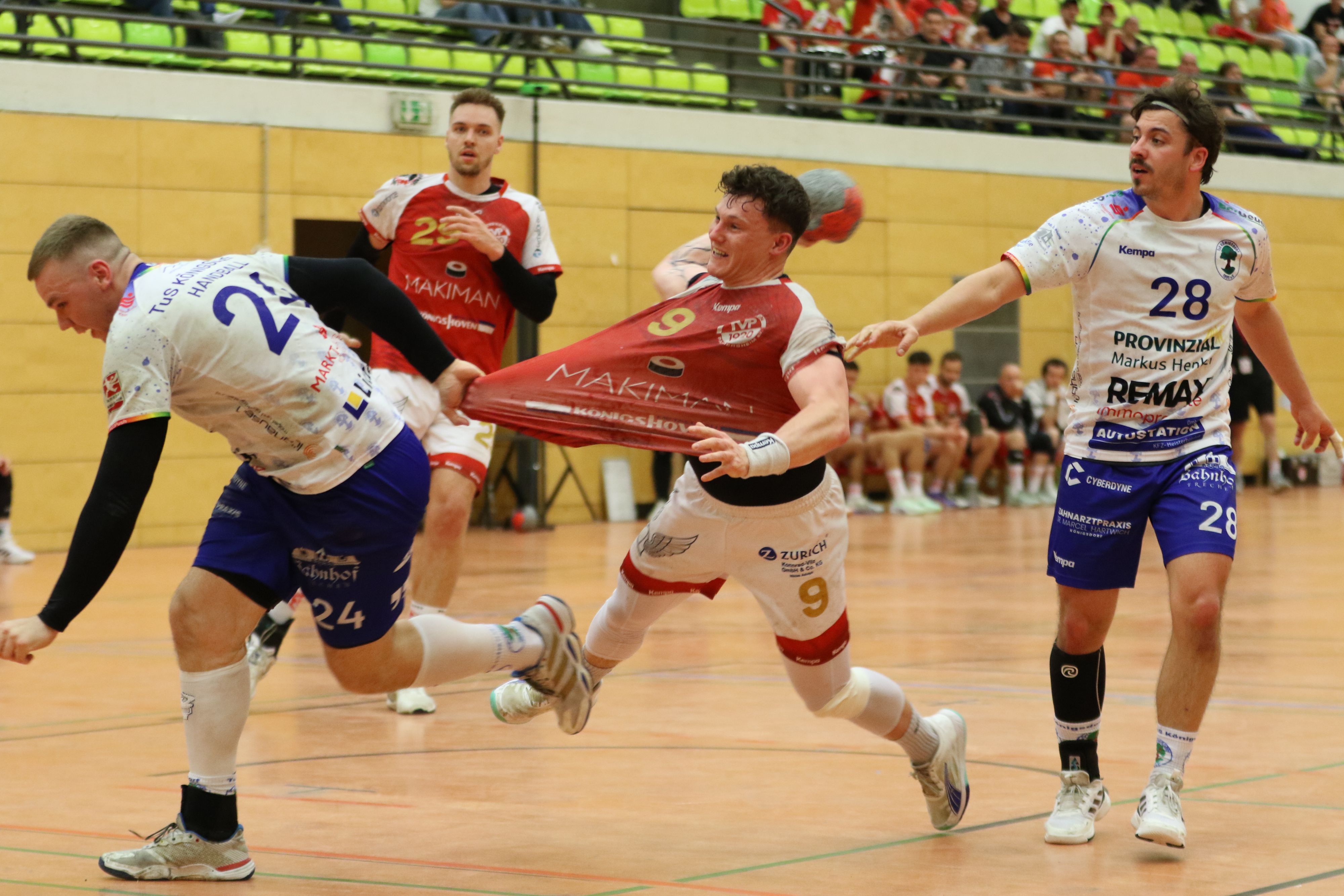 Marius Schmitz wird beim Wurf am Trikot gezogen.