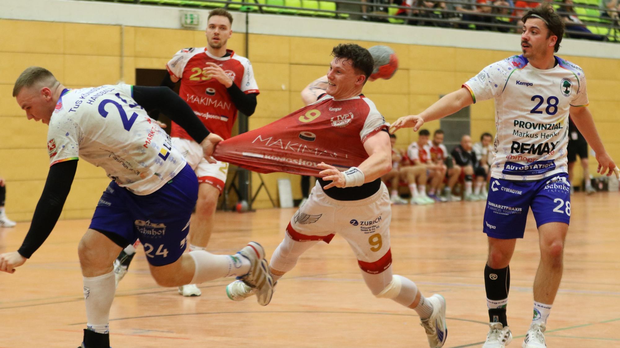 Marius Schmitz wird beim Wurf am Trikot gezogen.