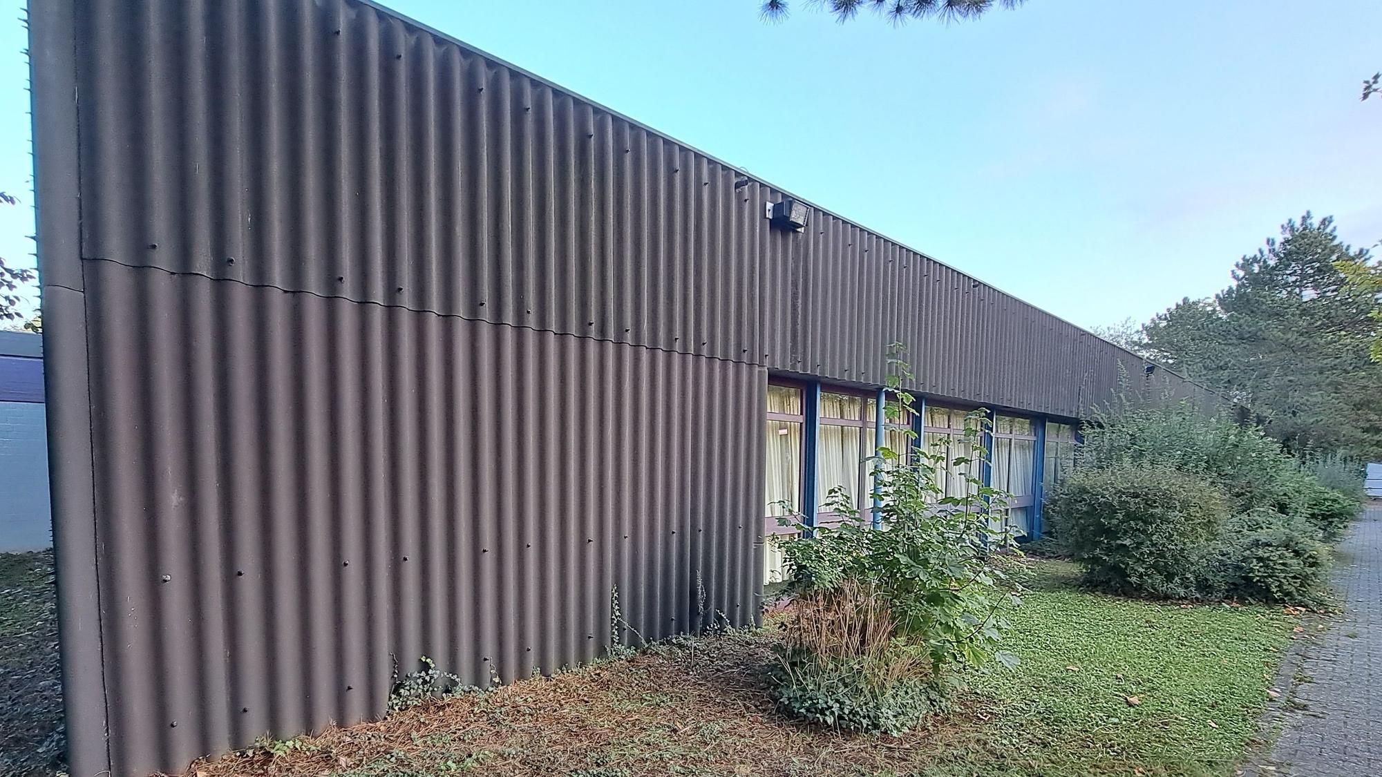 Die Zukunft der Dreifach-Sporthalle in Mondorf, die seit Jahren als Unterkunft für Geflüchtete genutzt wird, ist weiter offen.
