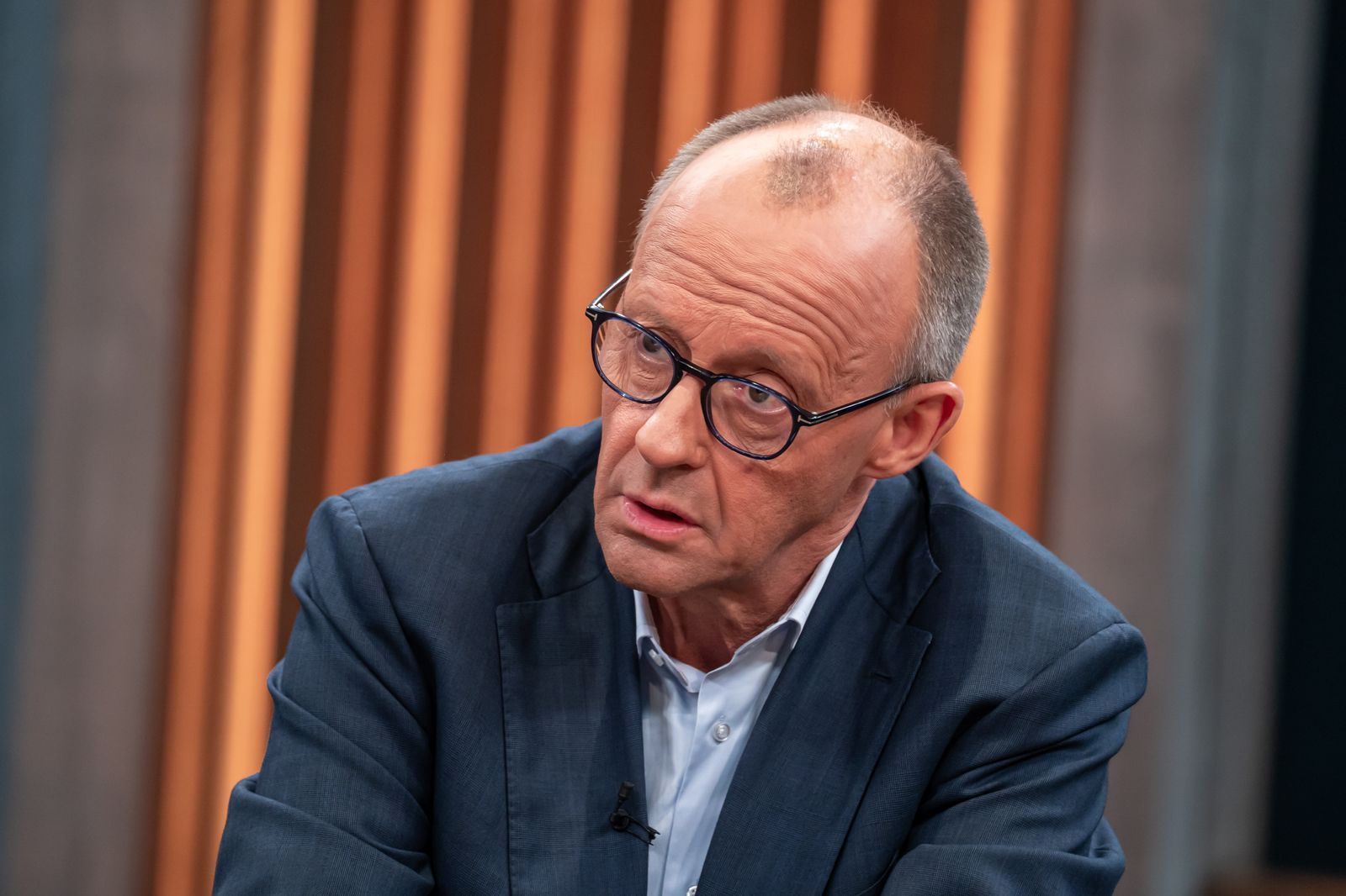 Freut sich auf die Fußball-WM und über den Schalke-Aufstieg: Auch das durfte Friedrich Merz im Ersten loswerden. (Bild: ARD/ Thomas Ernst)