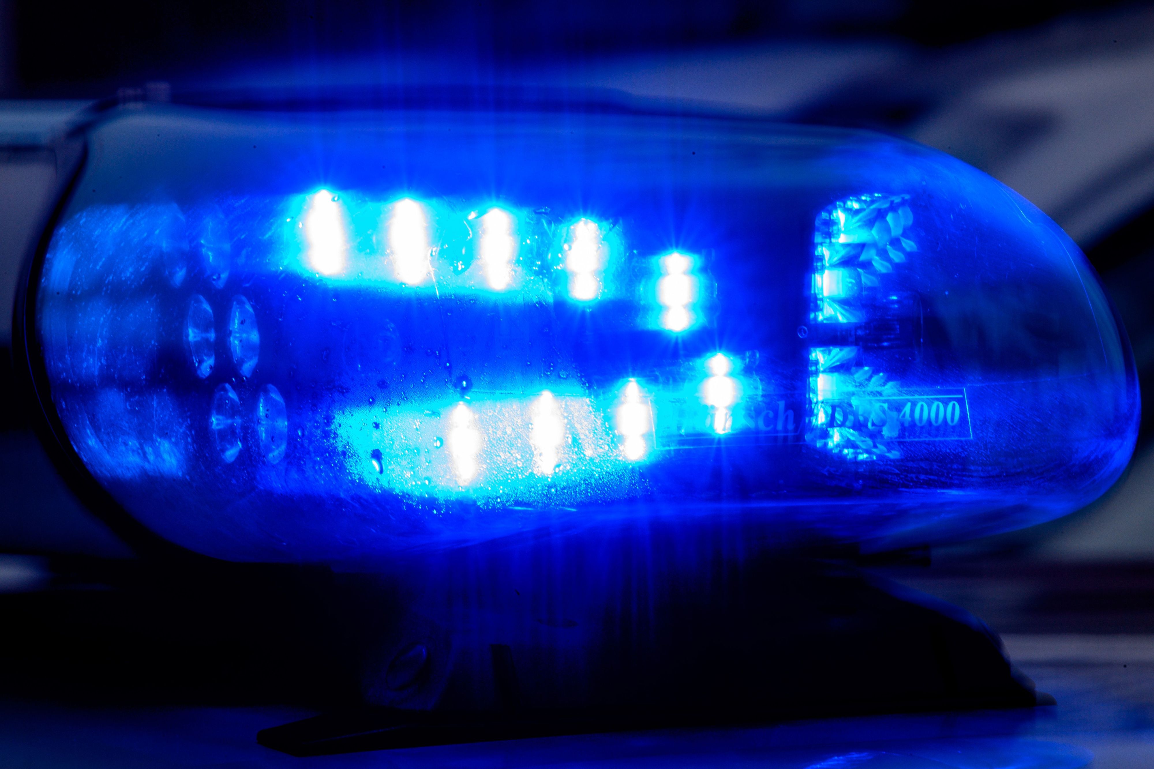 Ein Blaulicht leuchtet auf einem Fahrzeug der Polizei