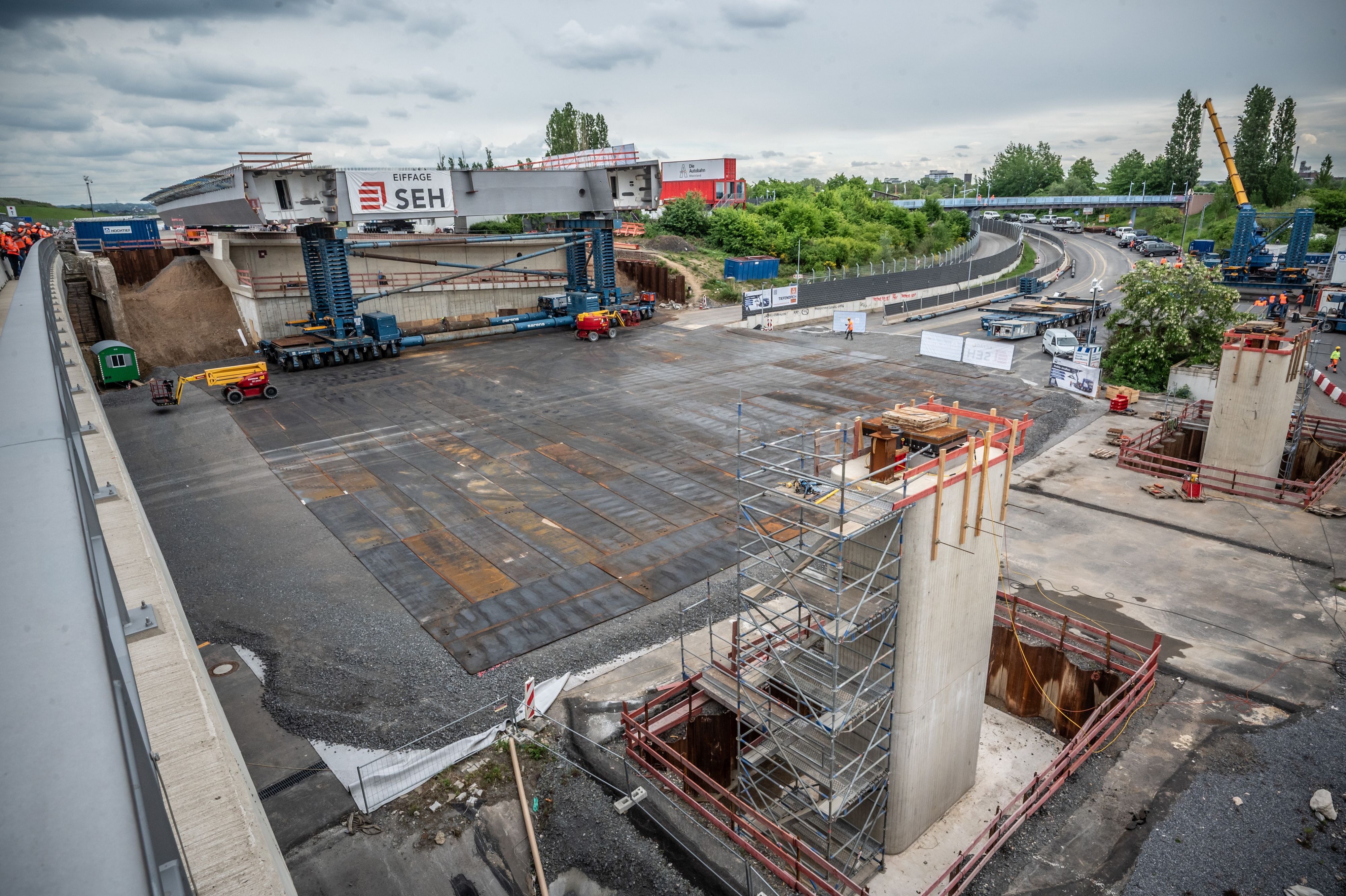 Einsetzen eines großen Stahlelements auf Stützen der Leverkusener Brücke. Bild: Ralf Krieger