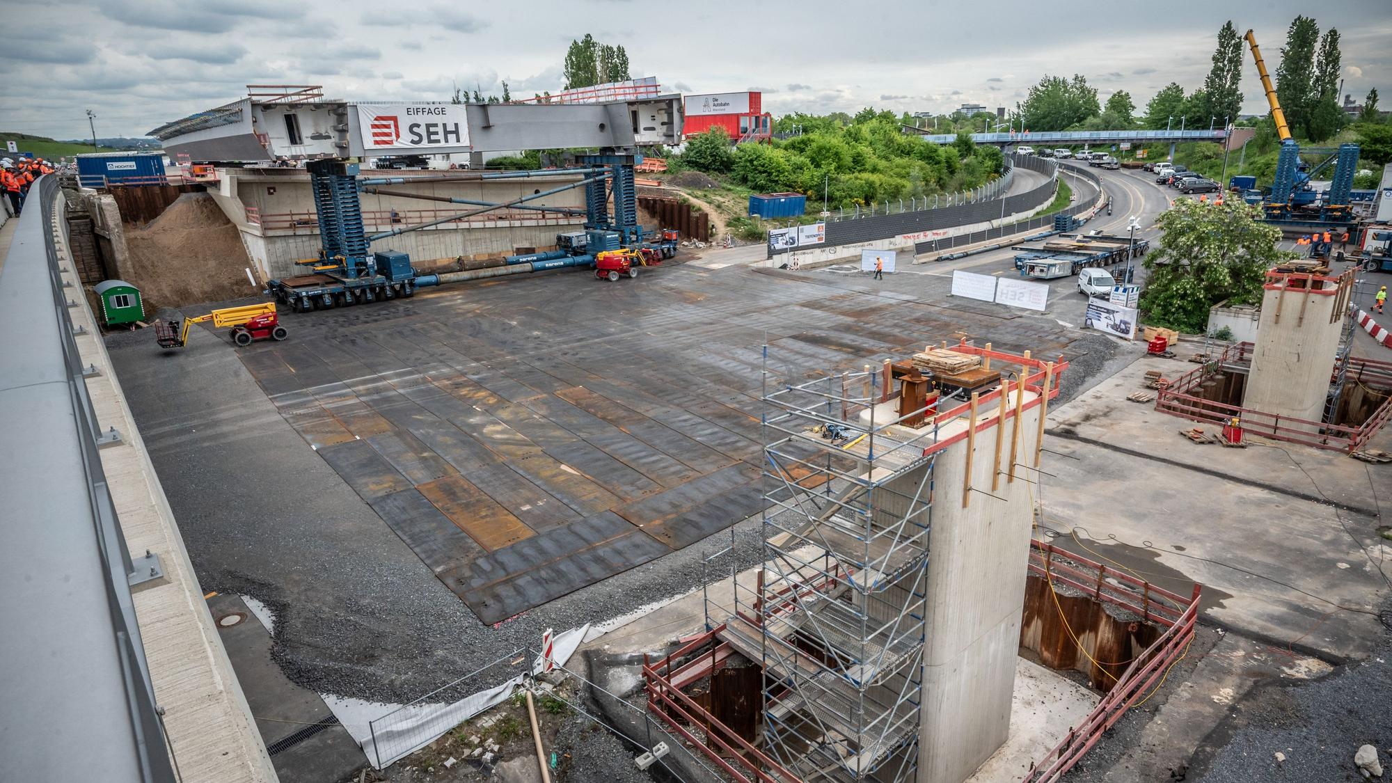 Einsetzen eines großen Stahlelements auf Stützen der Leverkusener Brücke. Bild: Ralf Krieger
