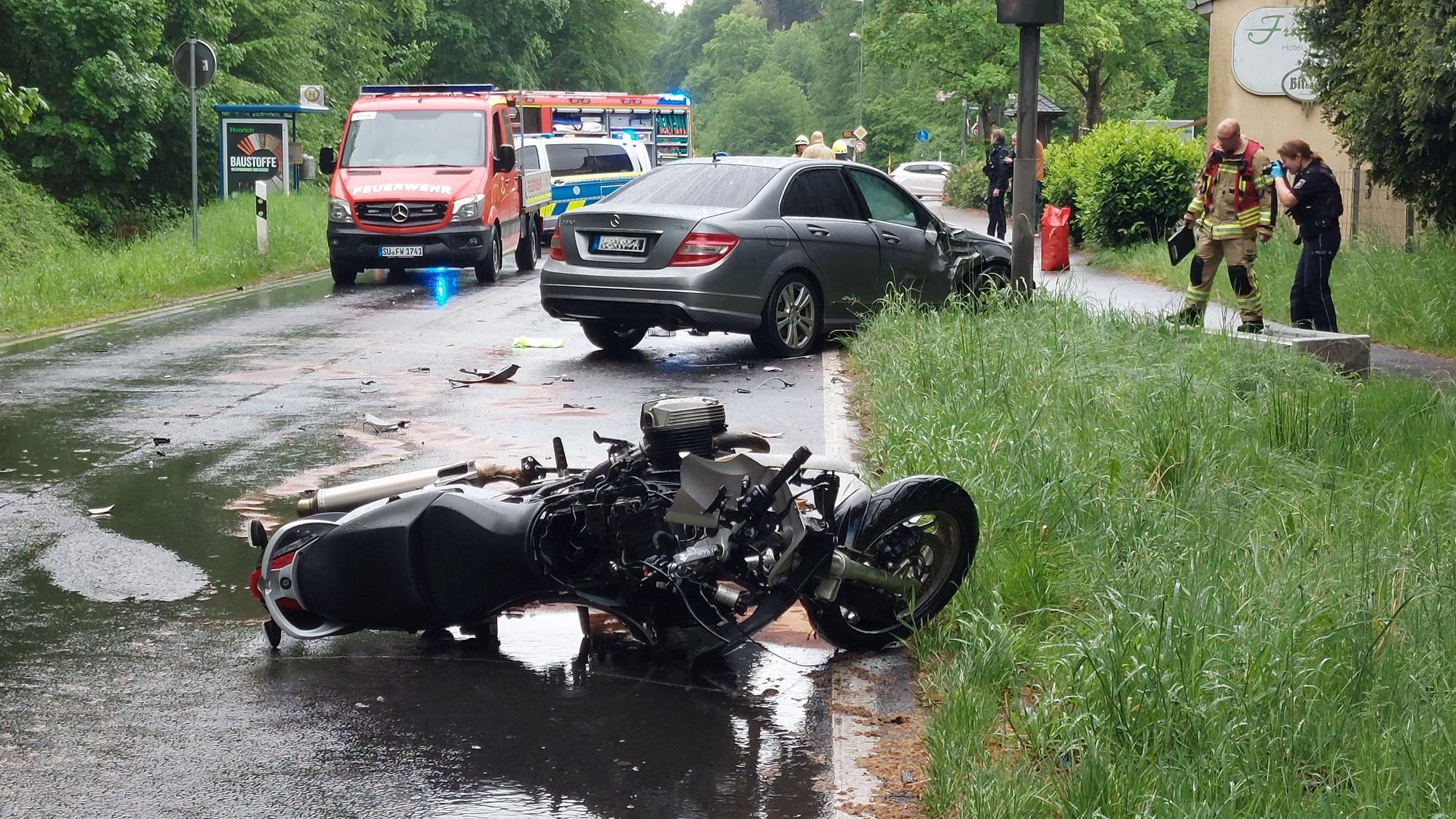 Das Motorrad war in die Seite des Mercedes geprallt, nachdem dieser auf die Gegenfahrbahn geraten war.