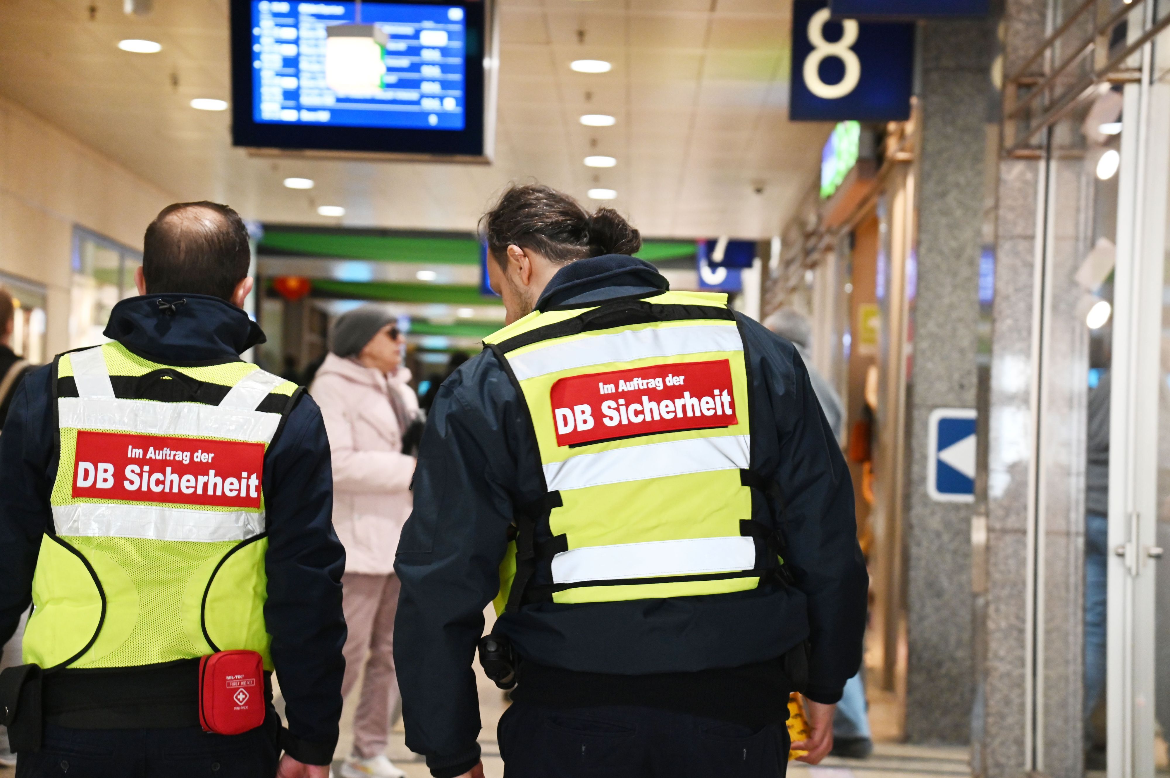 10.04.2026 Köln. Im Hauptbahnhof gilt jetzt ein Alkoholverbot. Die DB Sicherheit soll es umsetzen. Foto: Alexander Schwaiger