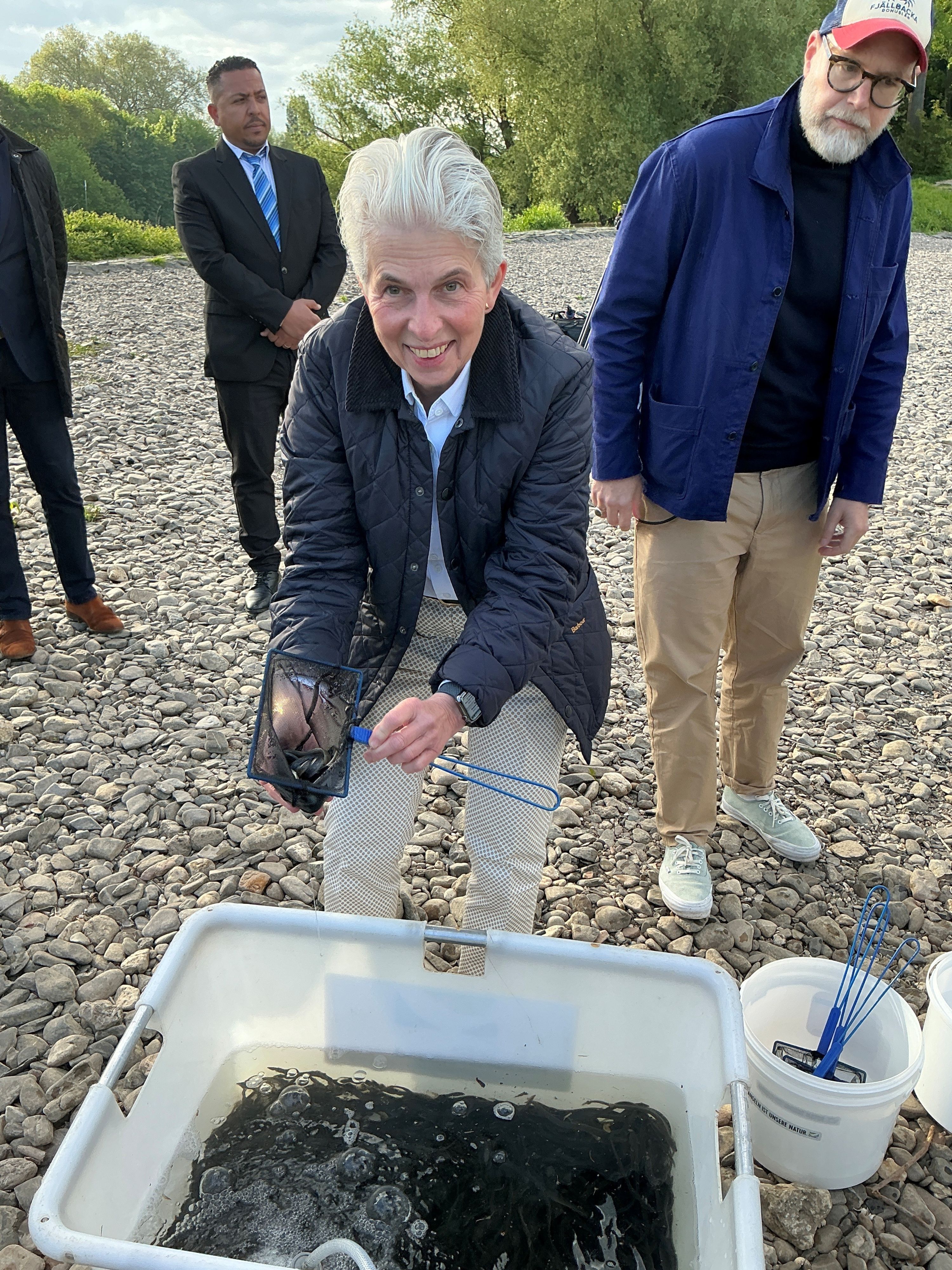 Aalkönigin Marie-Agnes Strack-Zimmermann kam am Montagmorgen an den Rhein, um Aale auszusetzen.