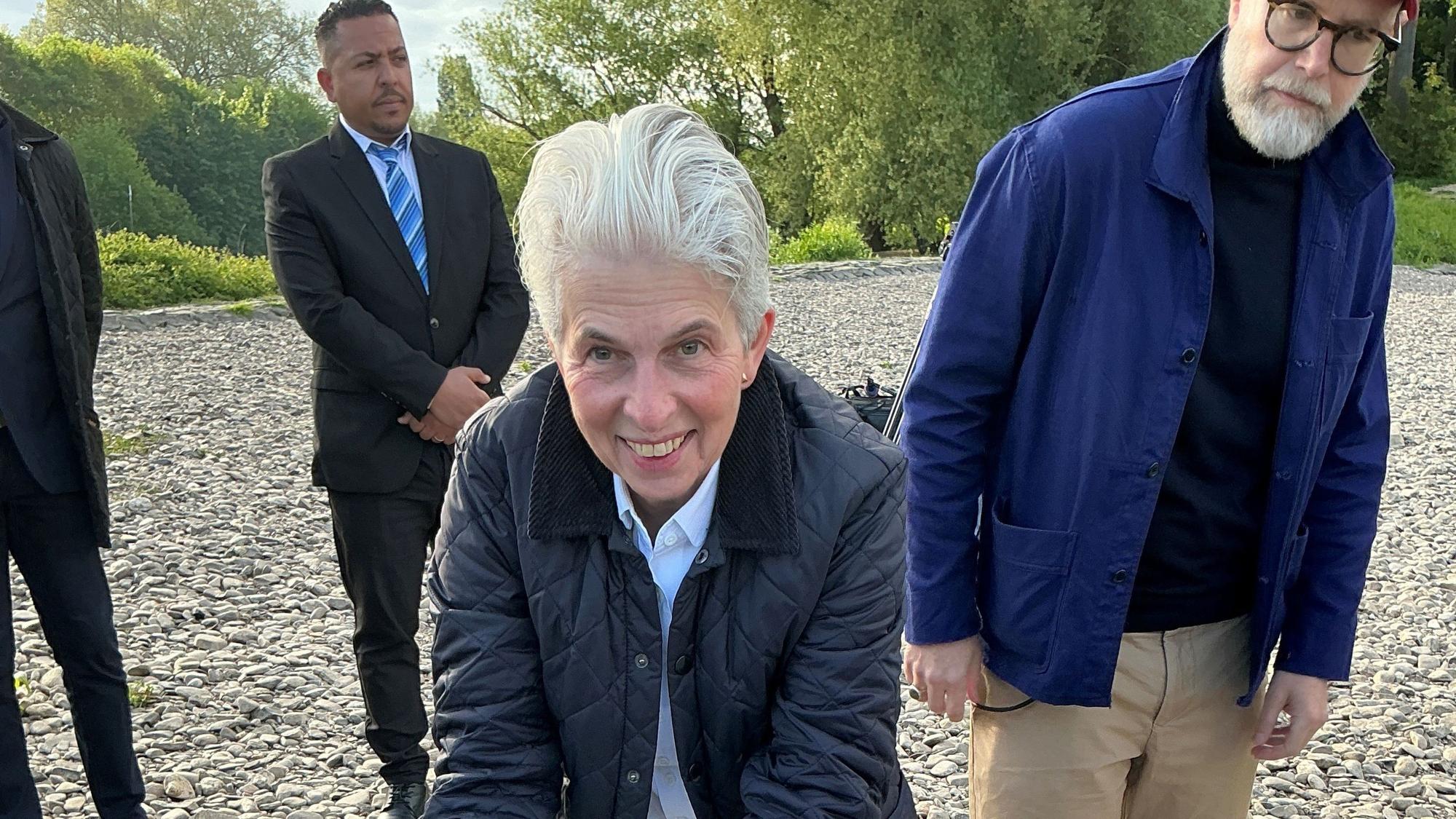 Aalkönigin Marie-Agnes Strack-Zimmermann kam am Montagmorgen an den Rhein, um Aale auszusetzen.