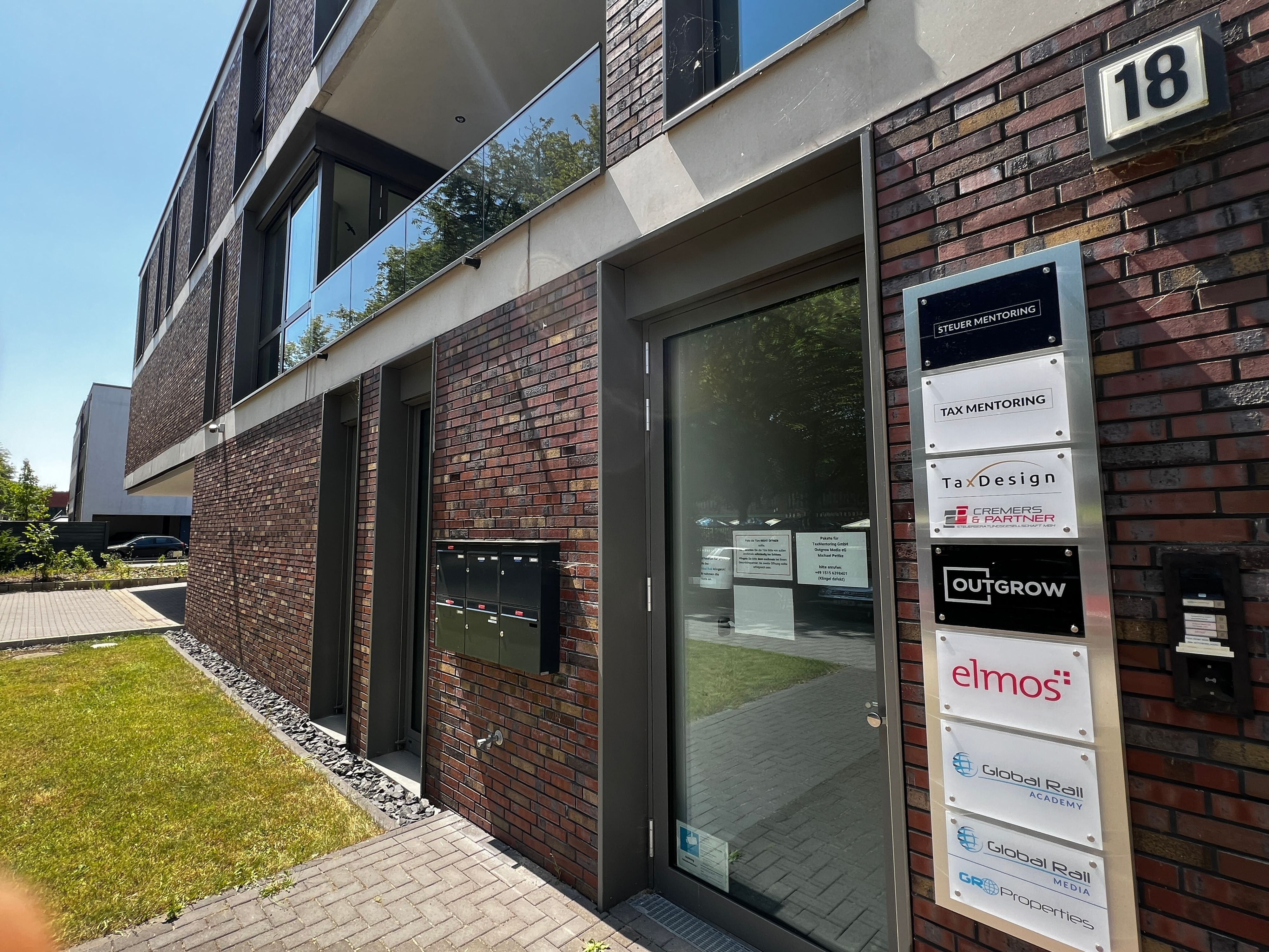 Firmenschilder an einem Bürogebäude