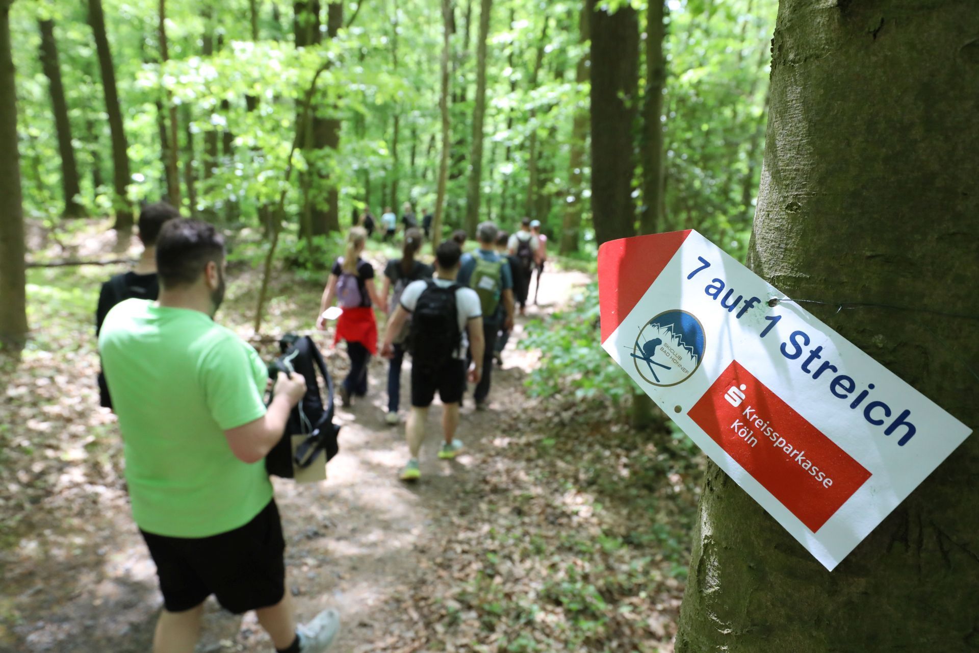 Die Wanderung „7 auf einen Streich“ im Siebengebirge konnte einen neuen Teilnehmerrekord von 1776 Startern verzeichnen.