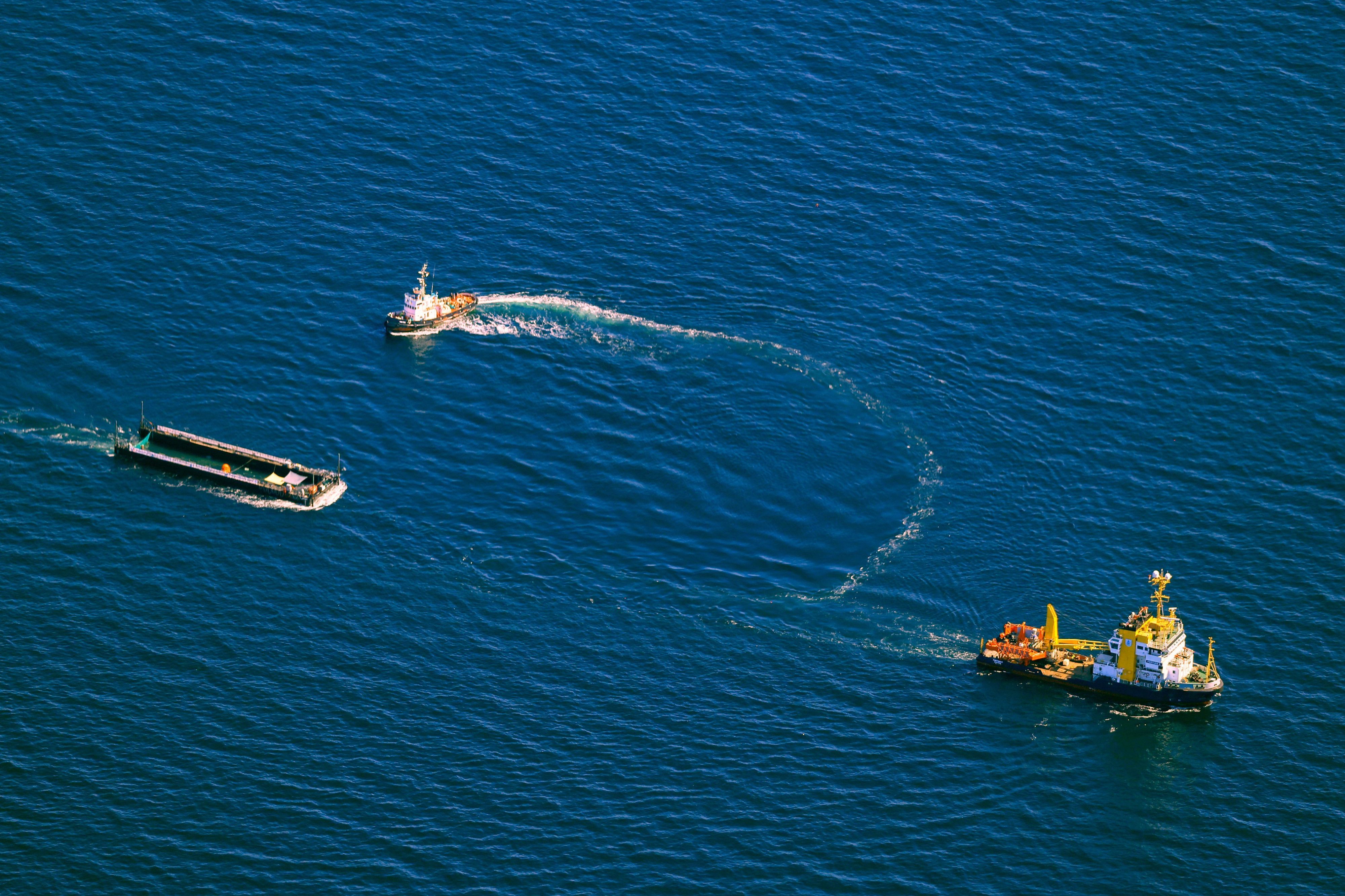 Der Buckelwal wird am 1. Mai 2026 in seiner Barge vom Schlepper Fortuna B entlang der dänischen Küste in Höhe unterhalb von Skagen, im sogenannten Skagerrak, durch die Ostsee gezogen (Luftaufnahme aus einem Flugzeug).