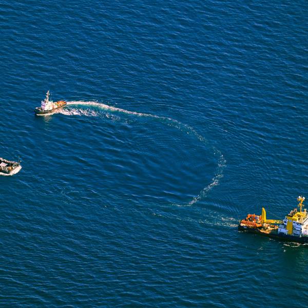 Der Buckelwal wird am 1. Mai 2026 in seiner Barge vom Schlepper Fortuna B entlang der dänischen Küste in Höhe unterhalb von Skagen, im sogenannten Skagerrak, durch die Ostsee gezogen (Luftaufnahme aus einem Flugzeug).