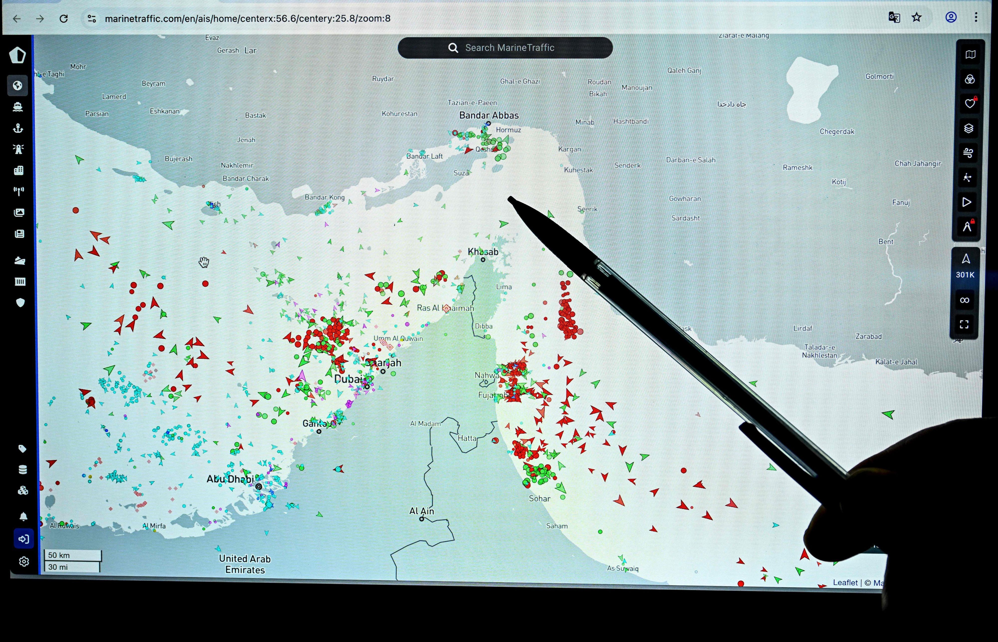Eine Person zeigt auf eine Seite der Marinetraffic-Website, die den Schiffsverkehr am Rande der Straße von Hormuz nahe der iranischen Küste zeigt. Der Schiffsverkehr durch die Meerenge ist wegen des Krieges mit dem Iran nahezu zum Erliegen gekommen. (Archivbild)