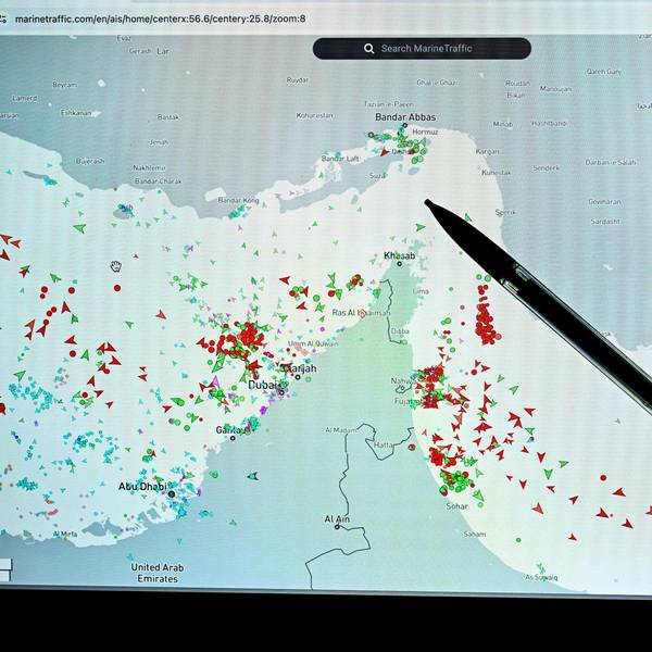 Eine Person zeigt auf eine Seite der Marinetraffic-Website, die den Schiffsverkehr am Rande der Straße von Hormuz nahe der iranischen Küste zeigt. Der Schiffsverkehr durch die Meerenge ist wegen des Krieges mit dem Iran nahezu zum Erliegen gekommen. (Archivbild)