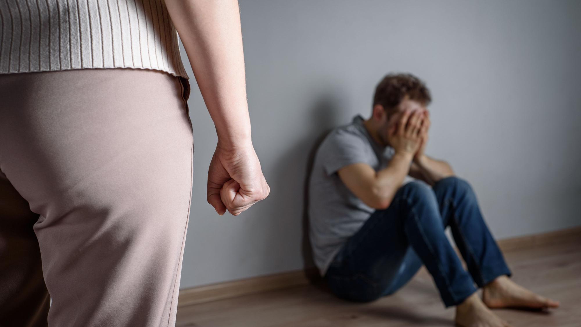 Häusliche Gewalt gegen Männer ist oft immer noch ein Tabuthema.