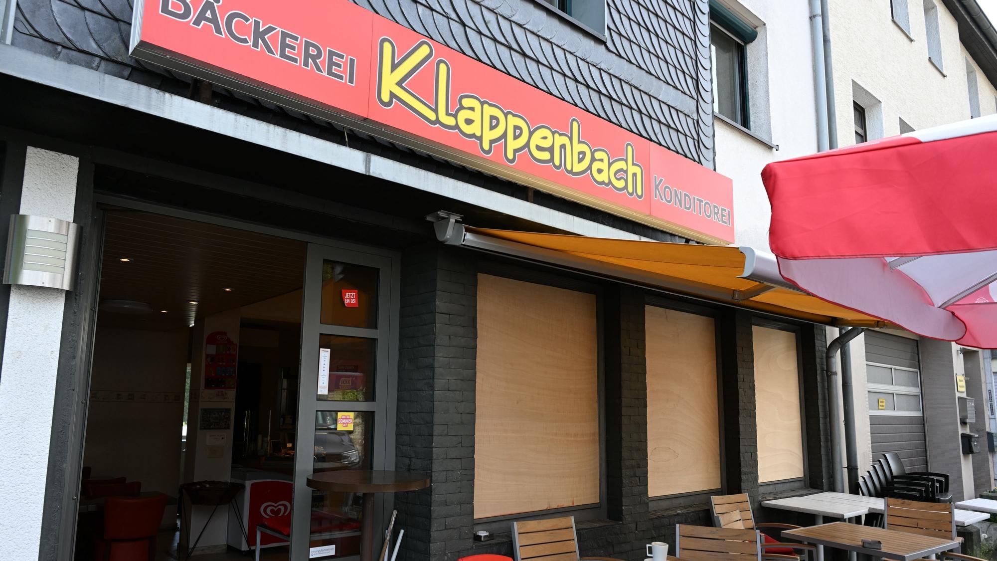Zu sehen ist eine Bäckerei mit Brettern anstelle von Fenstern.