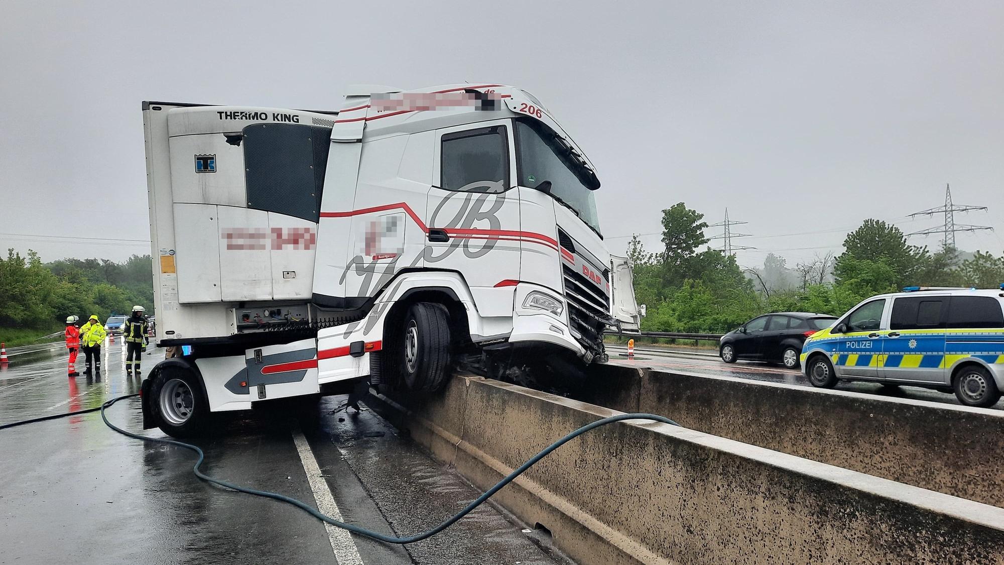 Unfall auf der A3: In Fahrtrichtung Köln geriet ein Lkw in die Mittelleitplanke.