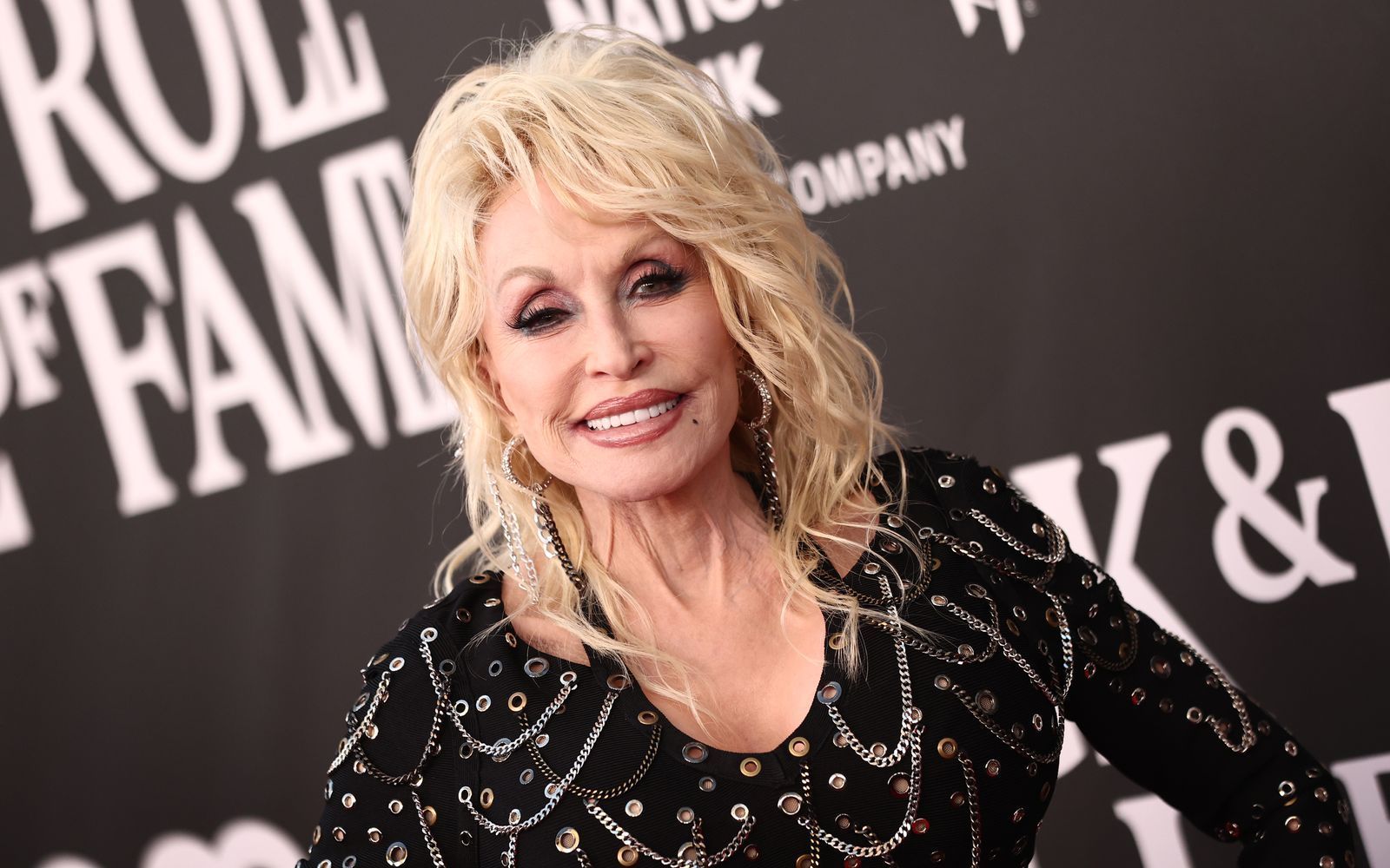 Country-Ikone Dolly Parton fühlt sich noch nicht fit genug, um auf die Bühne zu treten. (Bild: 2022 Getty Images/Emma McIntyre)