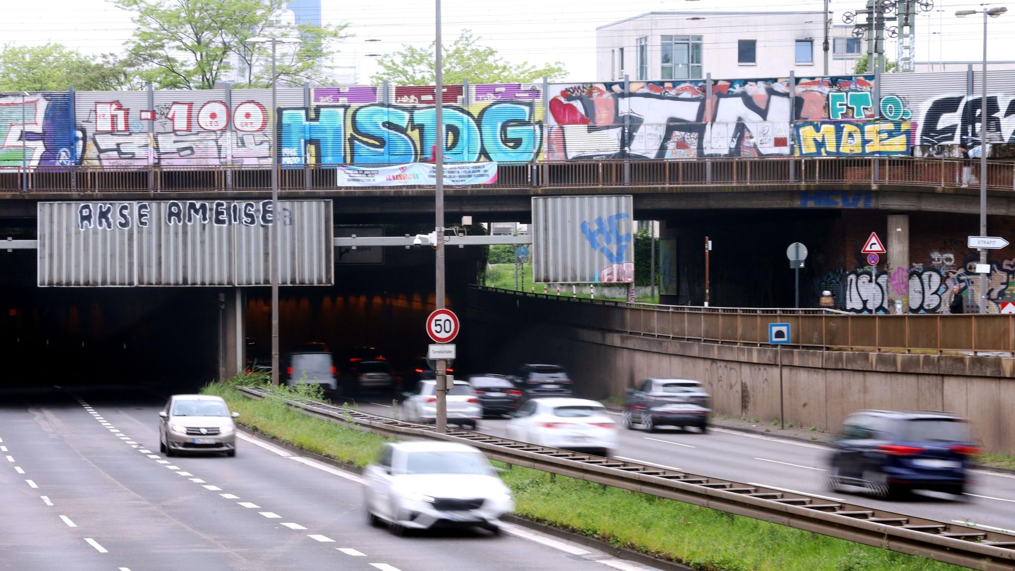 Herkulesstraße, Zurbinger zur A57, auf Höhe der Ausfahrt Ehrenfeld