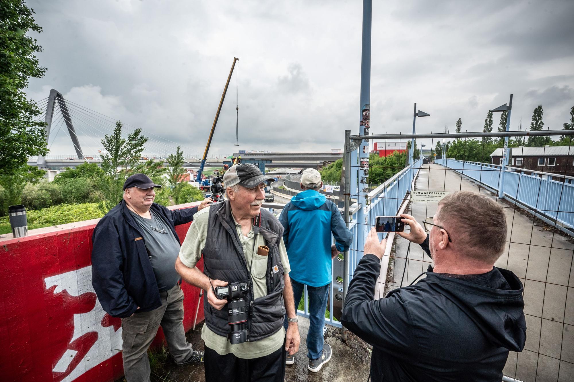 Einschub des Stahlrosts über der A 59 auf das Widerlager und Pfeiler mit selbstfahrenden Hubwagen Bild: Ralf Krieger