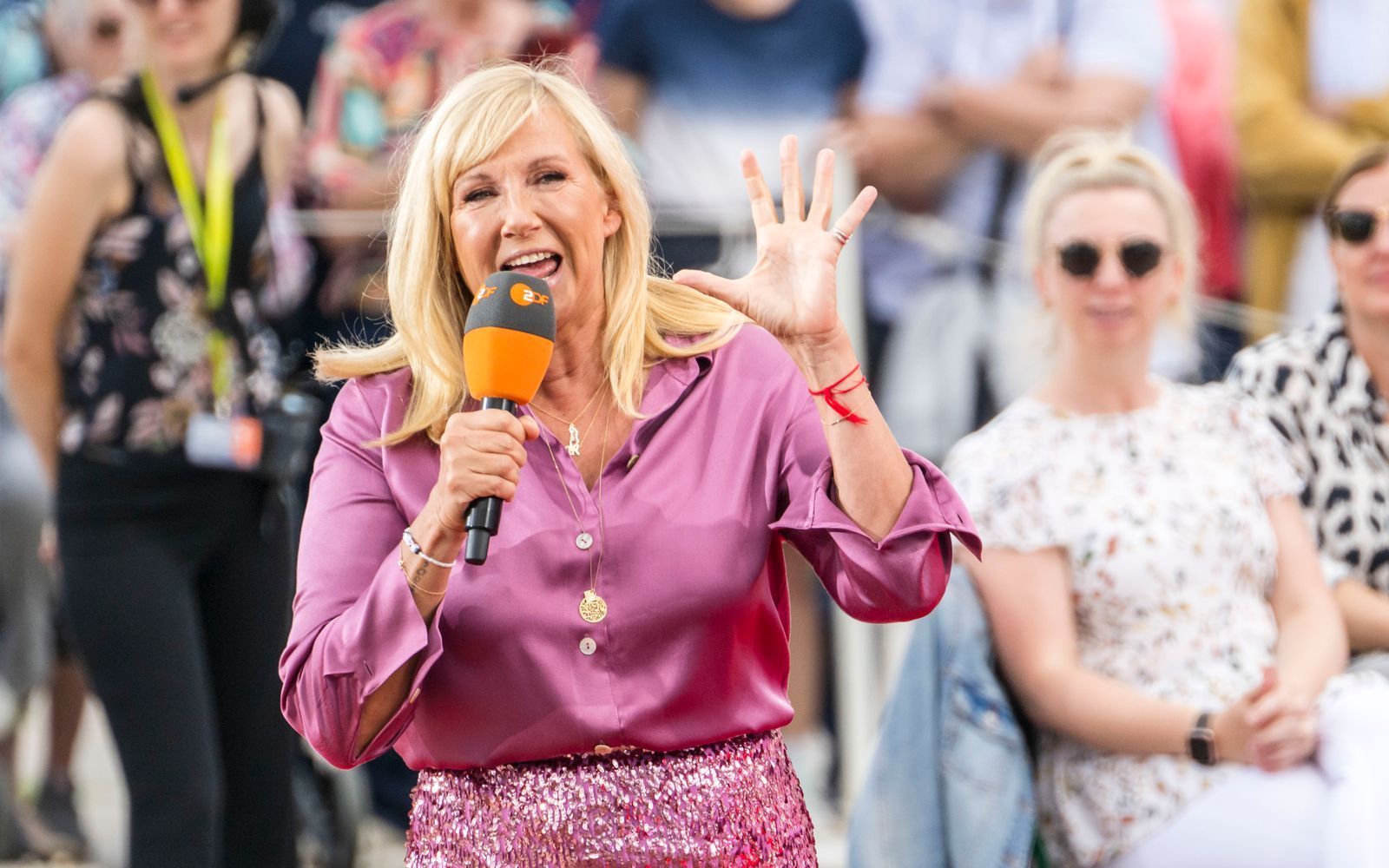 Seit dem Jahr 2000 moderiert Andrea Kiewel (60) - mit einer kurzen Unterbrechung im Jahr 2008 - die beliebte Sendung „ZDF Fernsehgarten“  (Ab 10. Mai, sonntags, 12.00 Uhr). Anlässlich des 40-jährigen Bestehens blickt die 60-Jährige auf ihre Karriere zurück. (Bild: 2024 Getty Images/Thomas Lohnes)