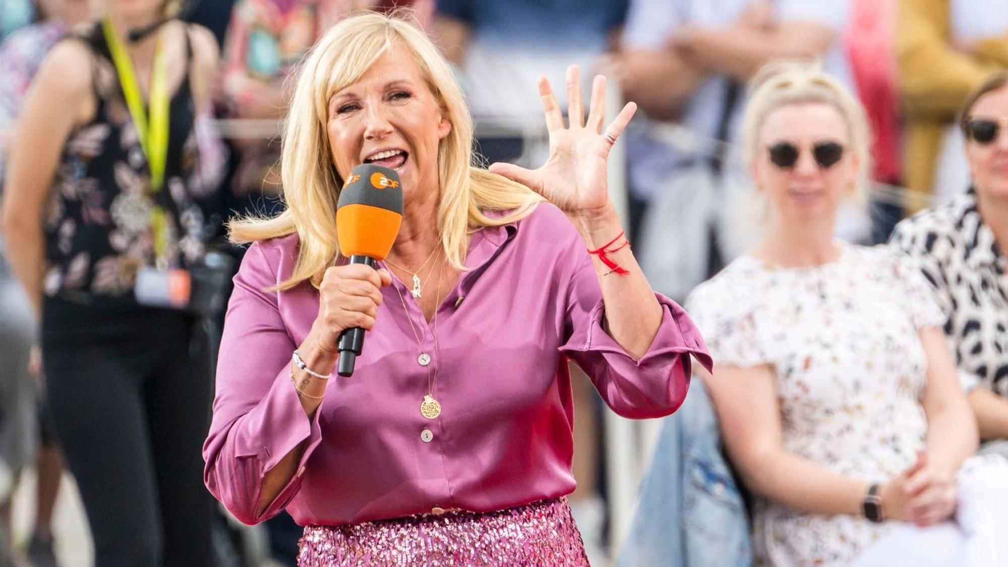 Seit dem Jahr 2000 moderiert Andrea Kiewel (60) - mit einer kurzen Unterbrechung im Jahr 2008 - die beliebte Sendung „ZDF Fernsehgarten“ (Ab 10. Mai, sonntags, 12.00 Uhr). Anlässlich des 40-jährigen Bestehens blickt die 60-Jährige auf ihre Karriere zurück. (Bild: 2024 Getty Images/Thomas Lohnes)