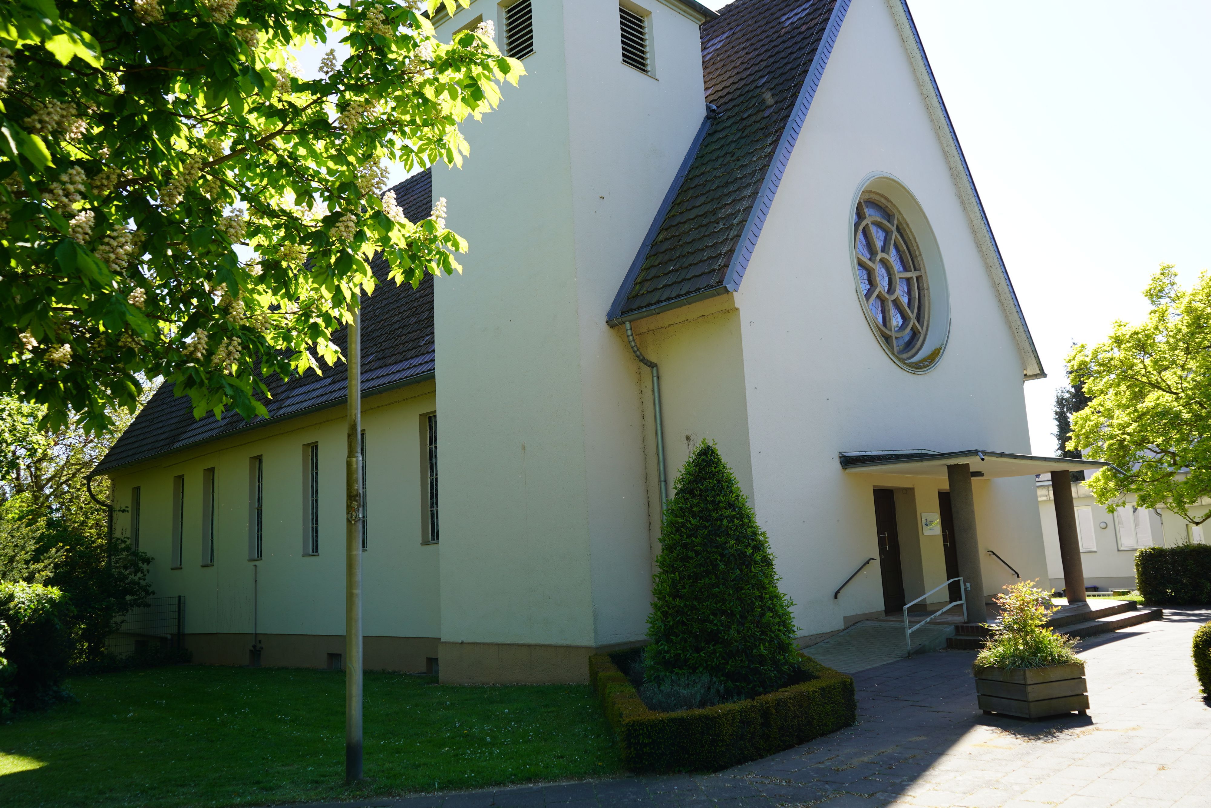 Auf dem Foto ist eine Kirche zu sehen.