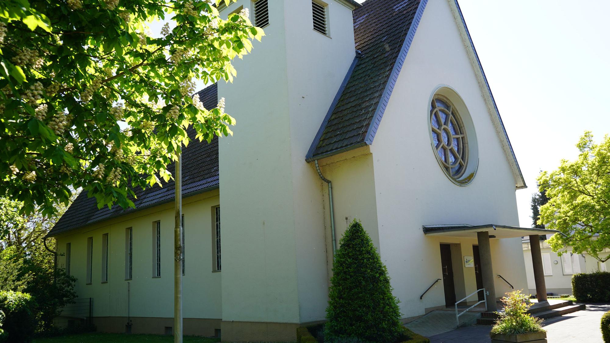Das Bild zeigt das Gebäude in einer Seitenansicht.