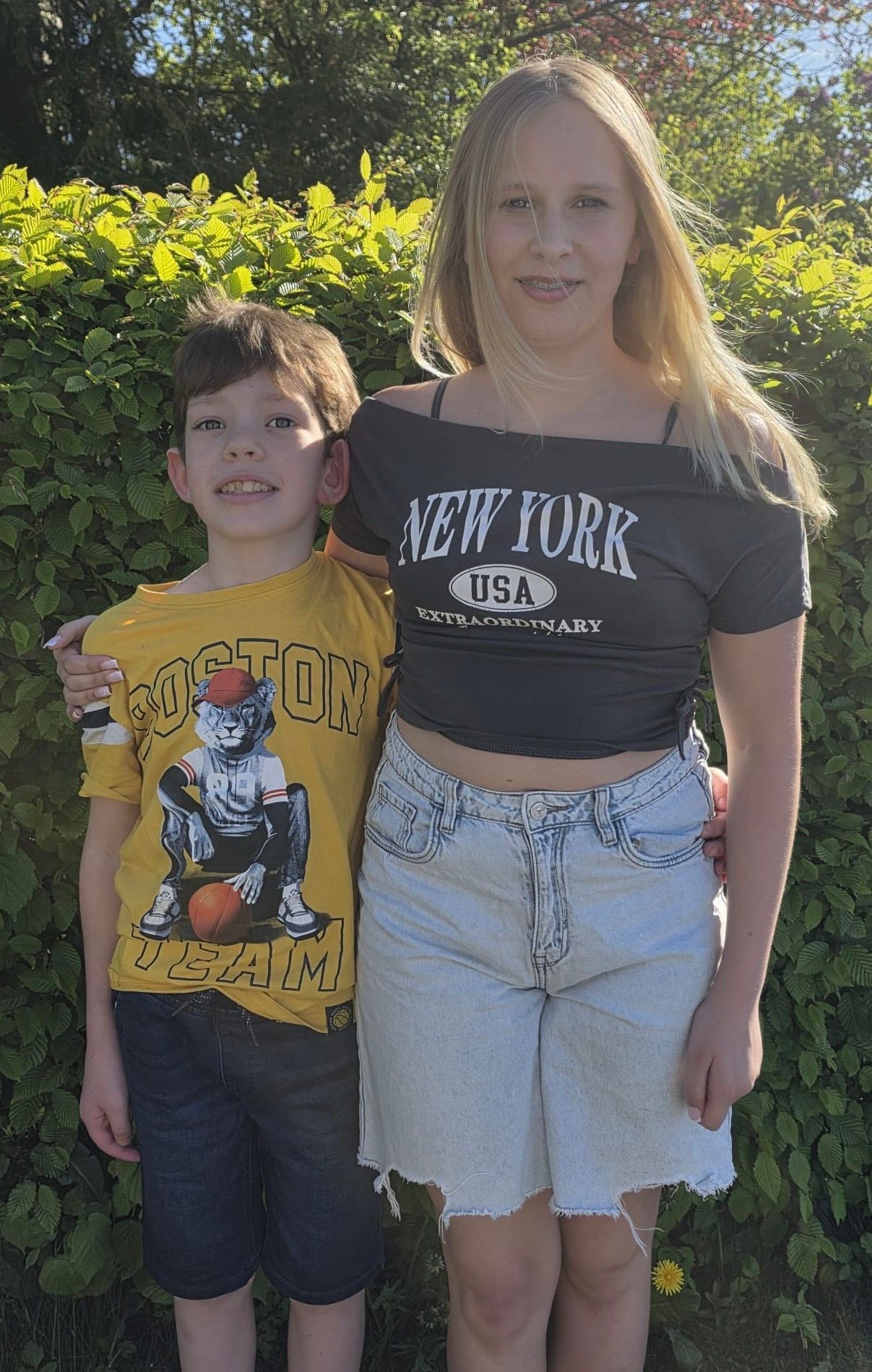 Julian Michel (10) und Luisa Kerb (13) sind das Leverkusener Kinderprinzenpaar 2026/2027. Sie gehören zu den Roten Funken.