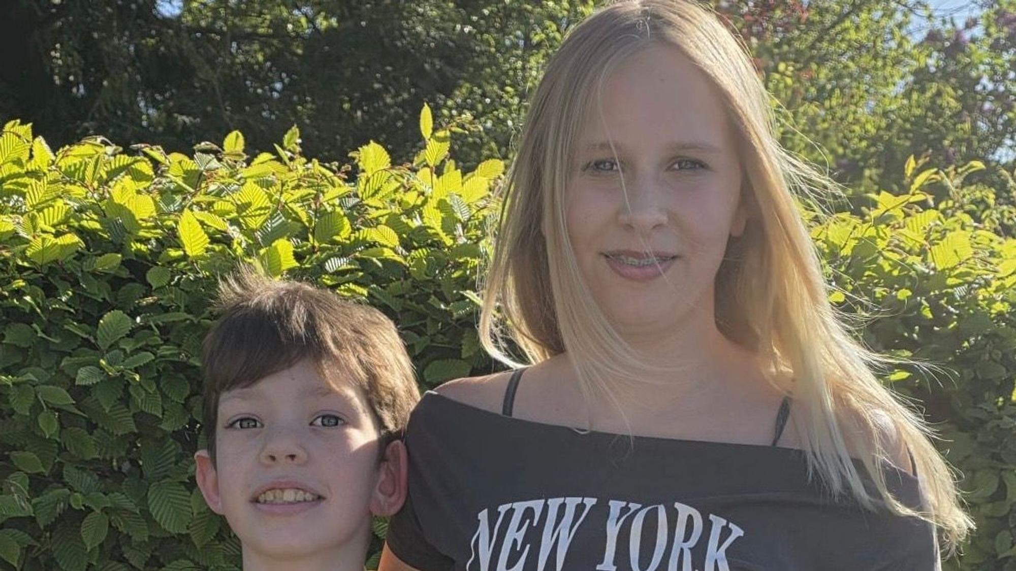 Julian Michel (10) und Luisa Kerb (13) sind das Leverkusener Kinderprinzenpaar 2026/2027. Sie gehören zu den Roten Funken.