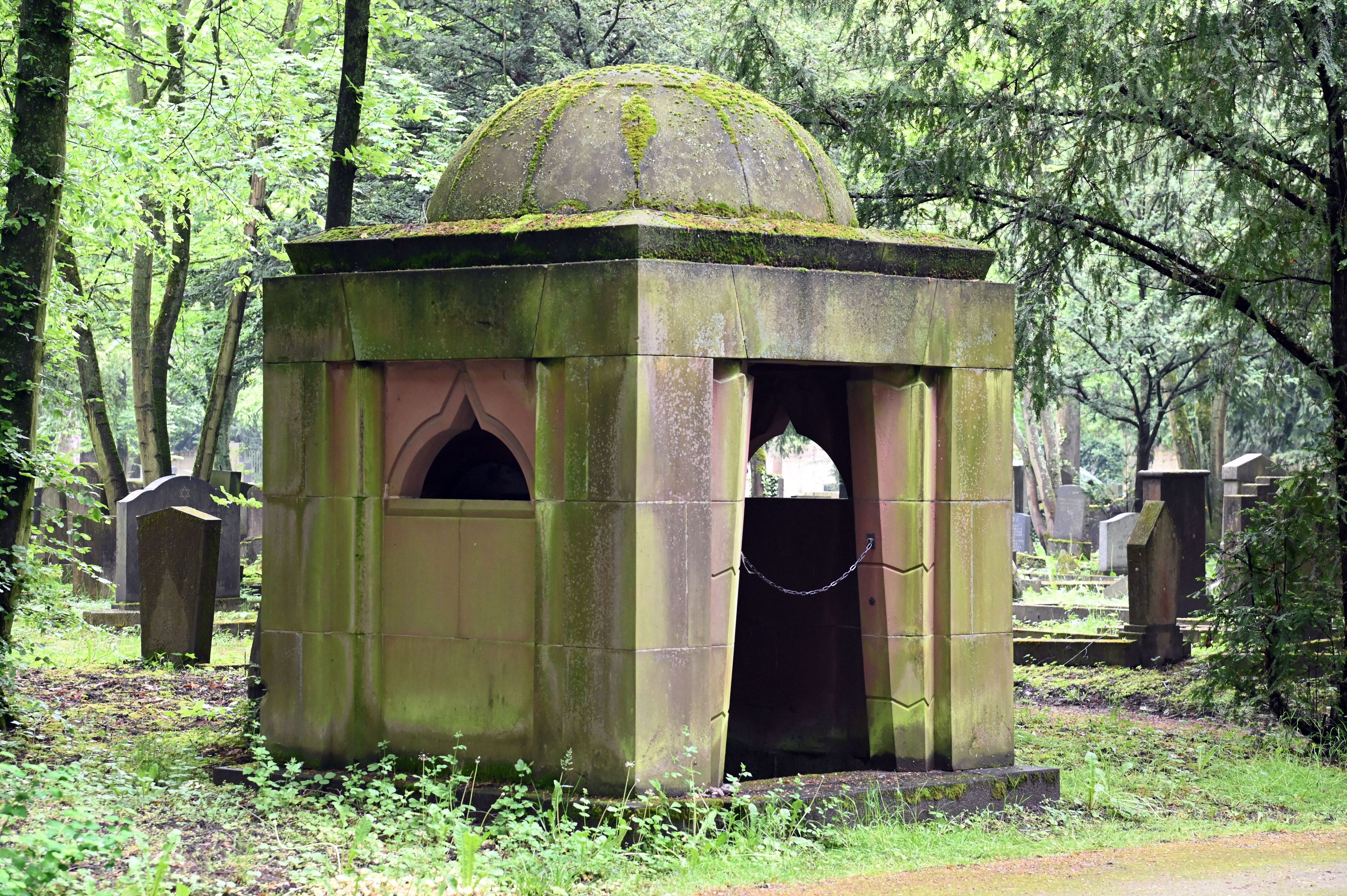 05.05.2026 Köln. Das Ehrengrab des Rabbiner Abraham Frank (1838-1917) auf dem Jüdischen Friedhof Köln-Bocklemünd. Foto: Alexander Schwaiger