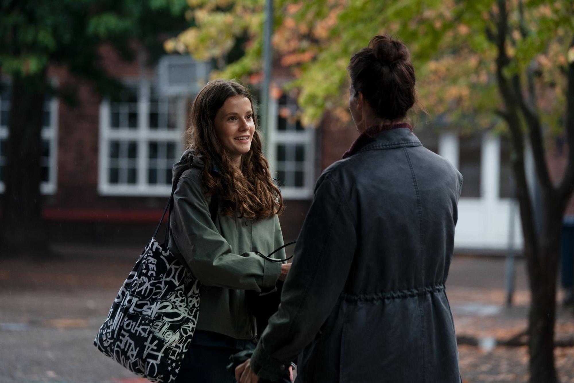 Naia Thulins (Danica Curcic, rechts) Tochter Le (Ester Birch) ist mittlerweile ein Teenager. In der ersten Staffel knüpfte sie eine enge Verbindung zu Naias Kollegen Hess, die offenbar noch immer besteht. (Bild: Tine Harden / Netflix)