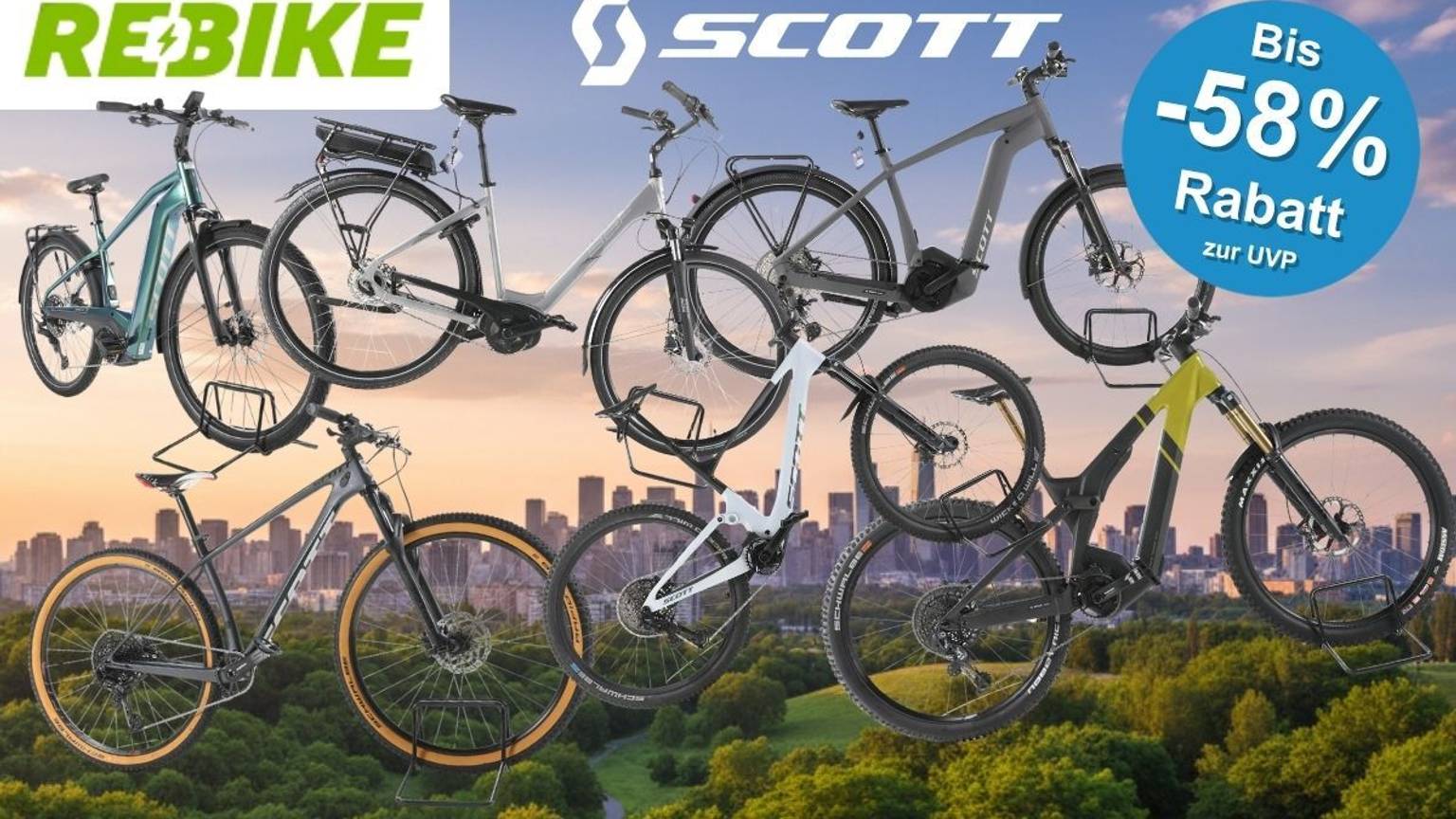 Mehrere refurbished Scott E-Bikes und Fahrräder verschiedener Kategorien – darunter City-Trekking-E-Bikes, ein Gravelbike und E-Mountainbikes – vor einer Stadtsilhouette im Abendhimmel, mit den Logos von Rebike und Scott sowie einem blauen Rabatt-Button mit der Aufschrift „Bis -58% Rabatt zur UVP".
