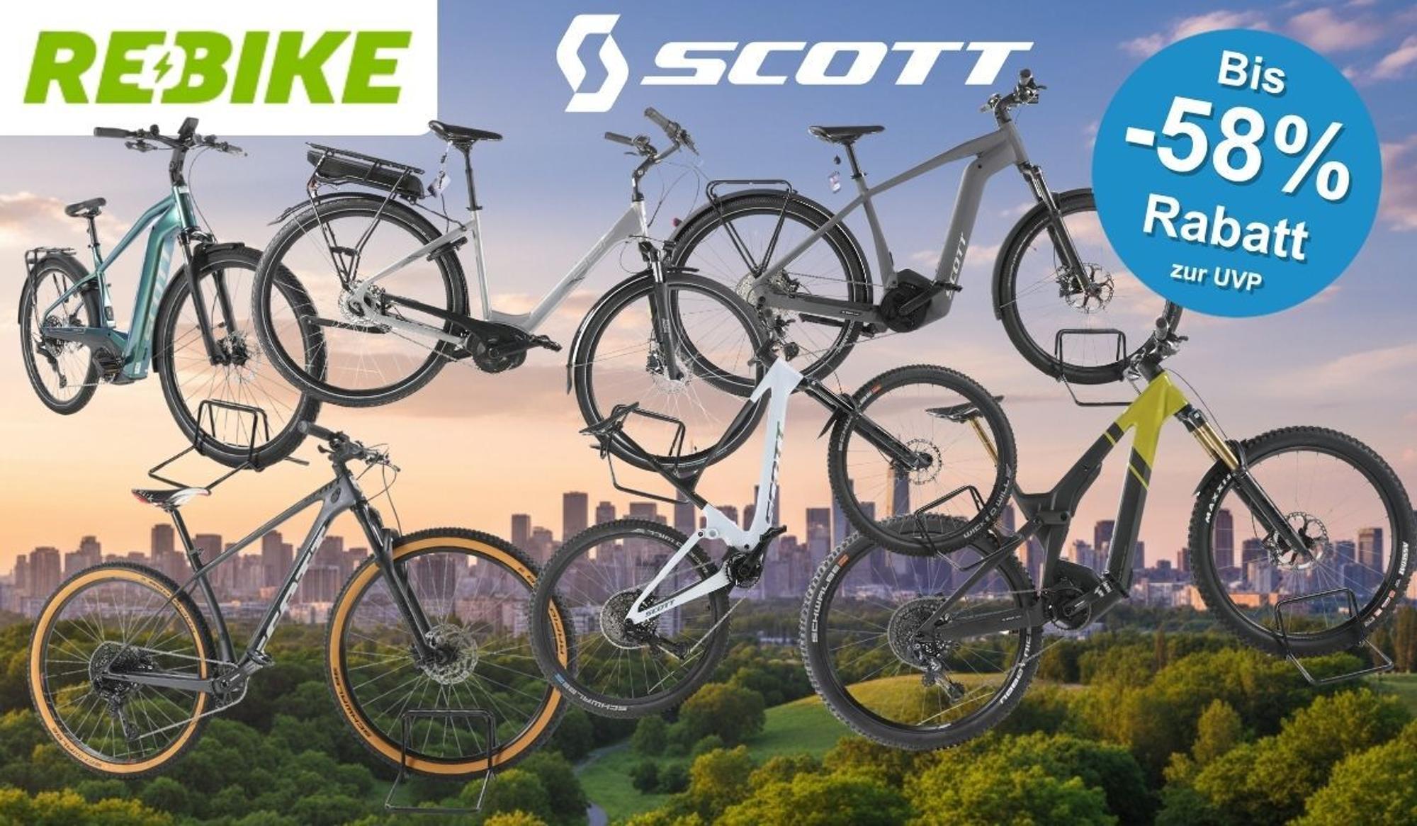 Mehrere refurbished Scott E-Bikes und Fahrräder verschiedener Kategorien – darunter City-Trekking-E-Bikes, ein Gravelbike und E-Mountainbikes – vor einer Stadtsilhouette im Abendhimmel, mit den Logos von Rebike und Scott sowie einem blauen Rabatt-Button mit der Aufschrift „Bis -58% Rabatt zur UVP".