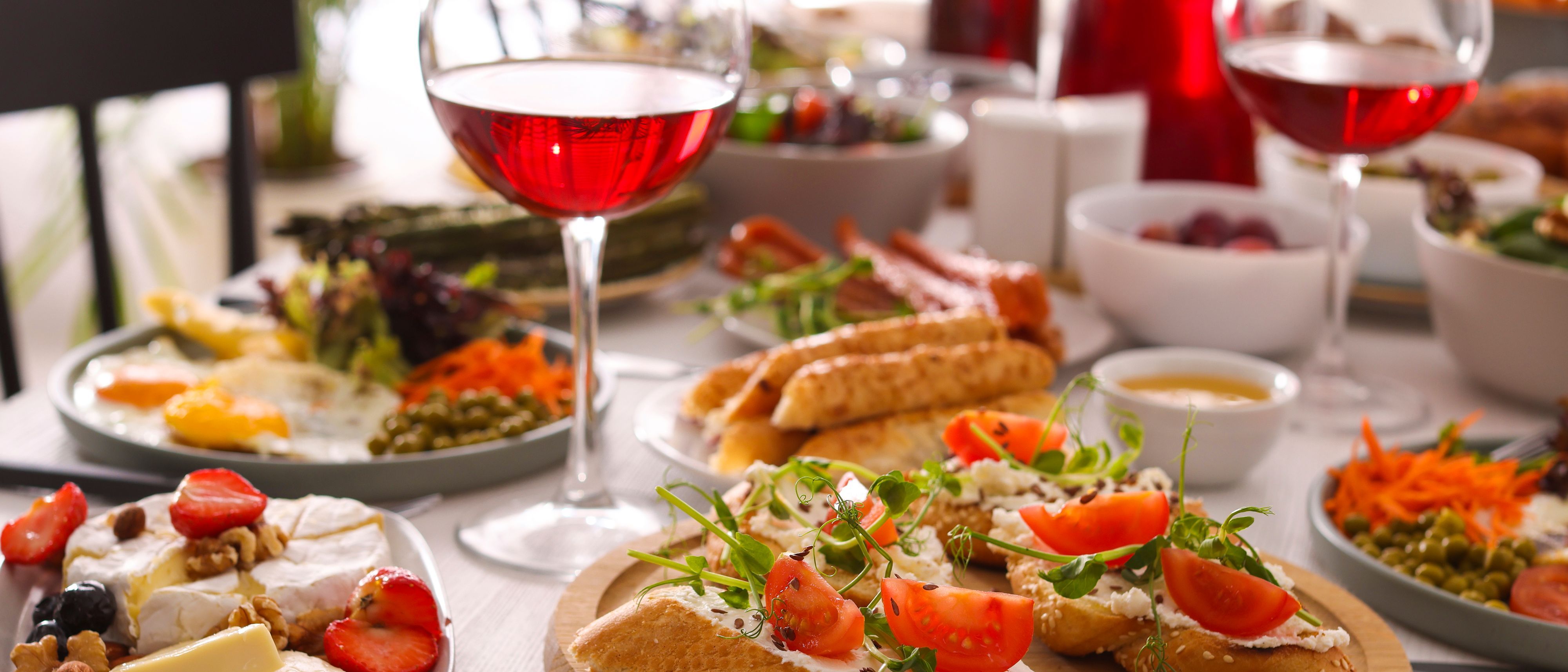 Auf einem Tisch stehen zum Brunch verschiedene Speisen und Getränke.