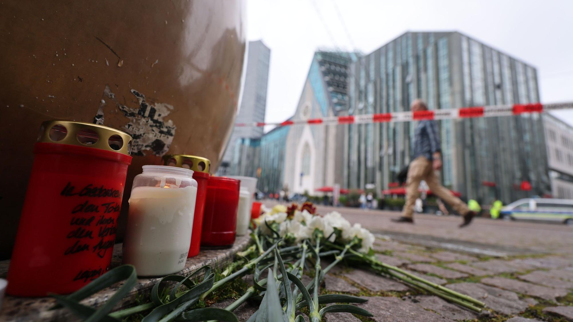 Blumen und Kerzen liegen auf dem Augustusplatz. Nach der Amokfahrt in Leipzig mit zwei Todesopfern und drei Schwerverletzten soll der Tatverdächtige in einer Psychiatrie untergebracht werden.