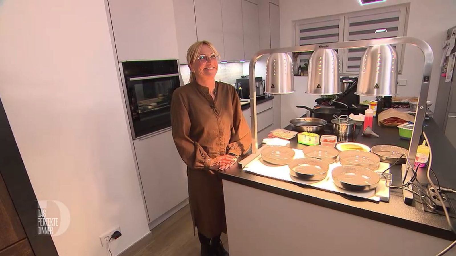 Mit Wärmebrücke und Wärmematte will Sandra verhindern, dass ihr Essen zu kalt wird.
 (Bild: RTL)