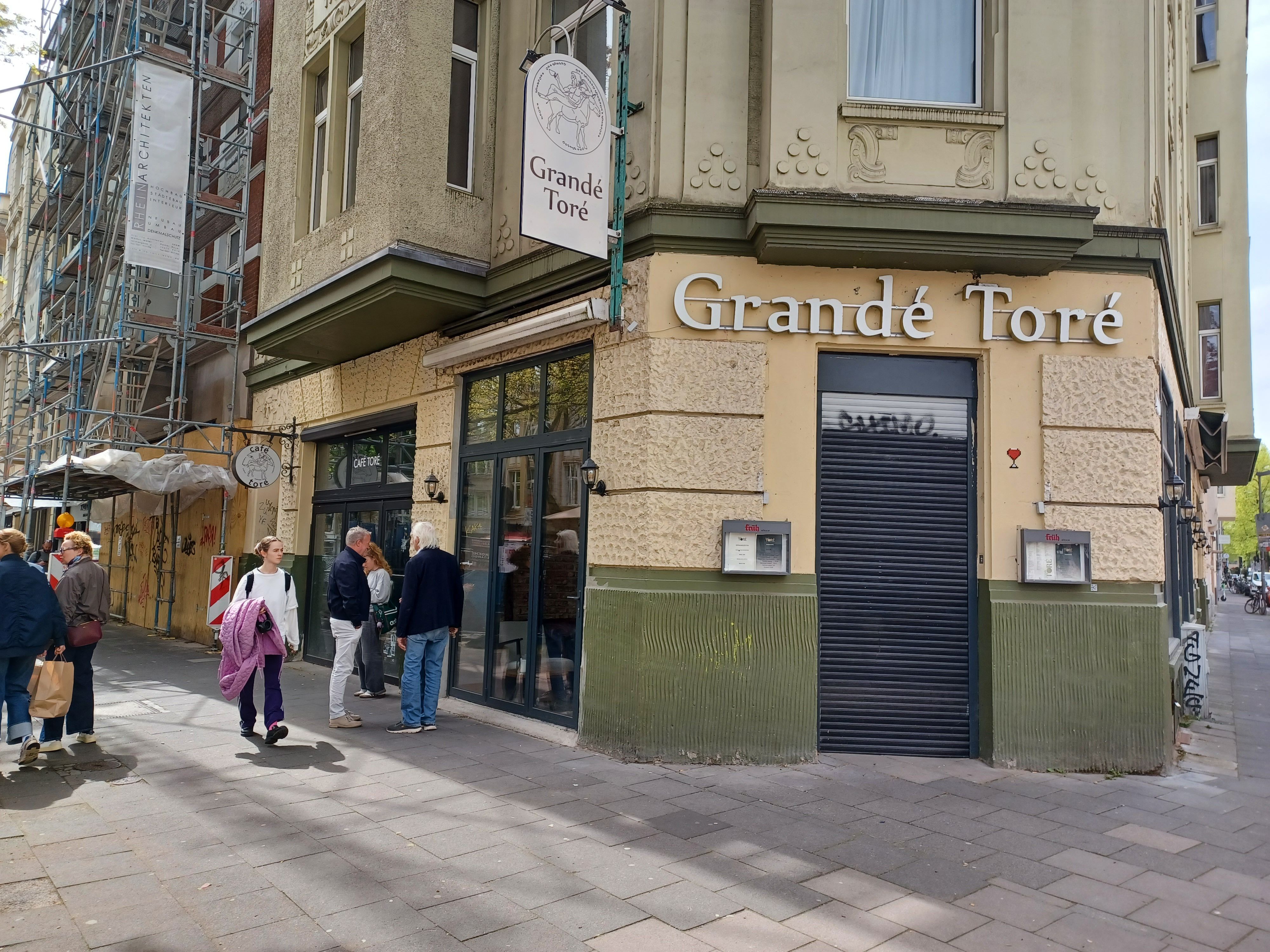 Seit kurz nach Jahresbeginn ist das Café Toré an der Ecke Neusser Straße / Balthasarstraße geschlossen. Noch steht das Mobiliar in den Räumlichkeiten.