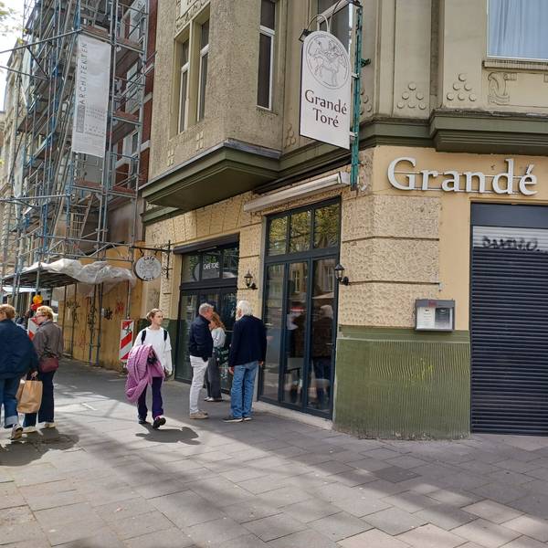 Seit kurz nach Jahresbeginn ist das Café Toré an der Ecke Neusser Straße / Balthasarstraße geschlossen. Noch steht das Mobiliar in den Räumlichkeiten.