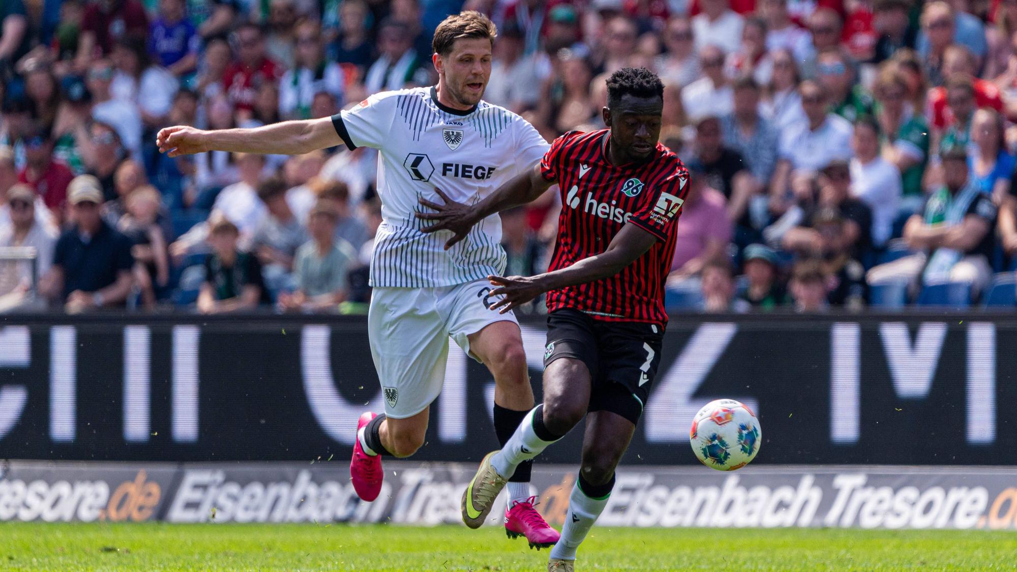 Preußen-Münster-Stürmer Imad Rondic im Zweikampf