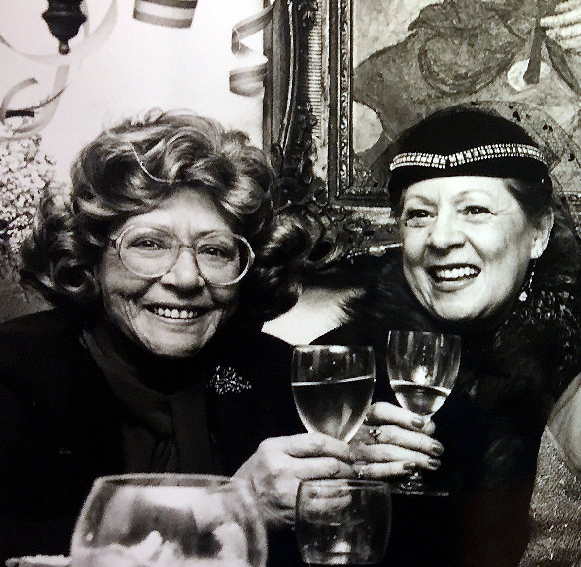 Lore Lorentz (l., Kommödchen")
und Alexandra Kassen ("Senftöpfchen")

Foto: Alfred Koch
