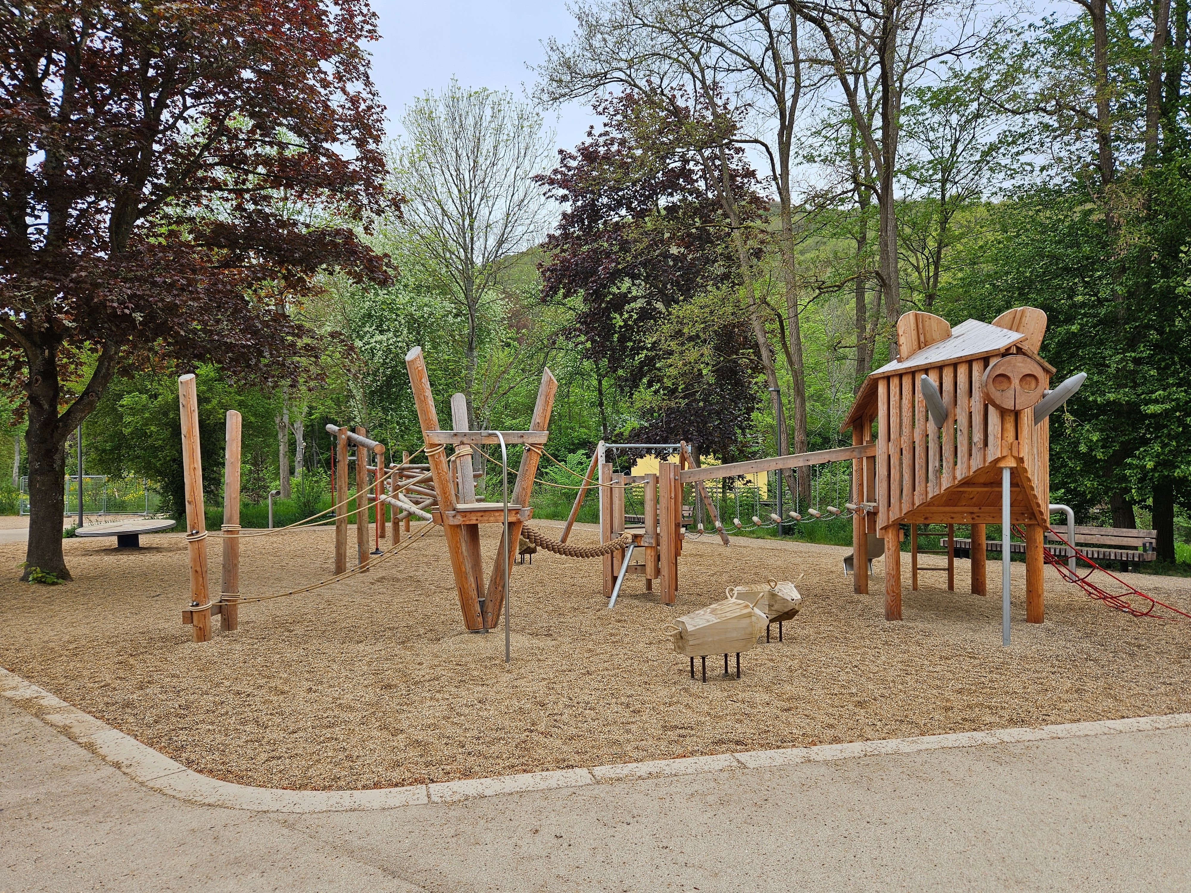 Das Bild zeigt den neuen Spielplatz im Kurpark.