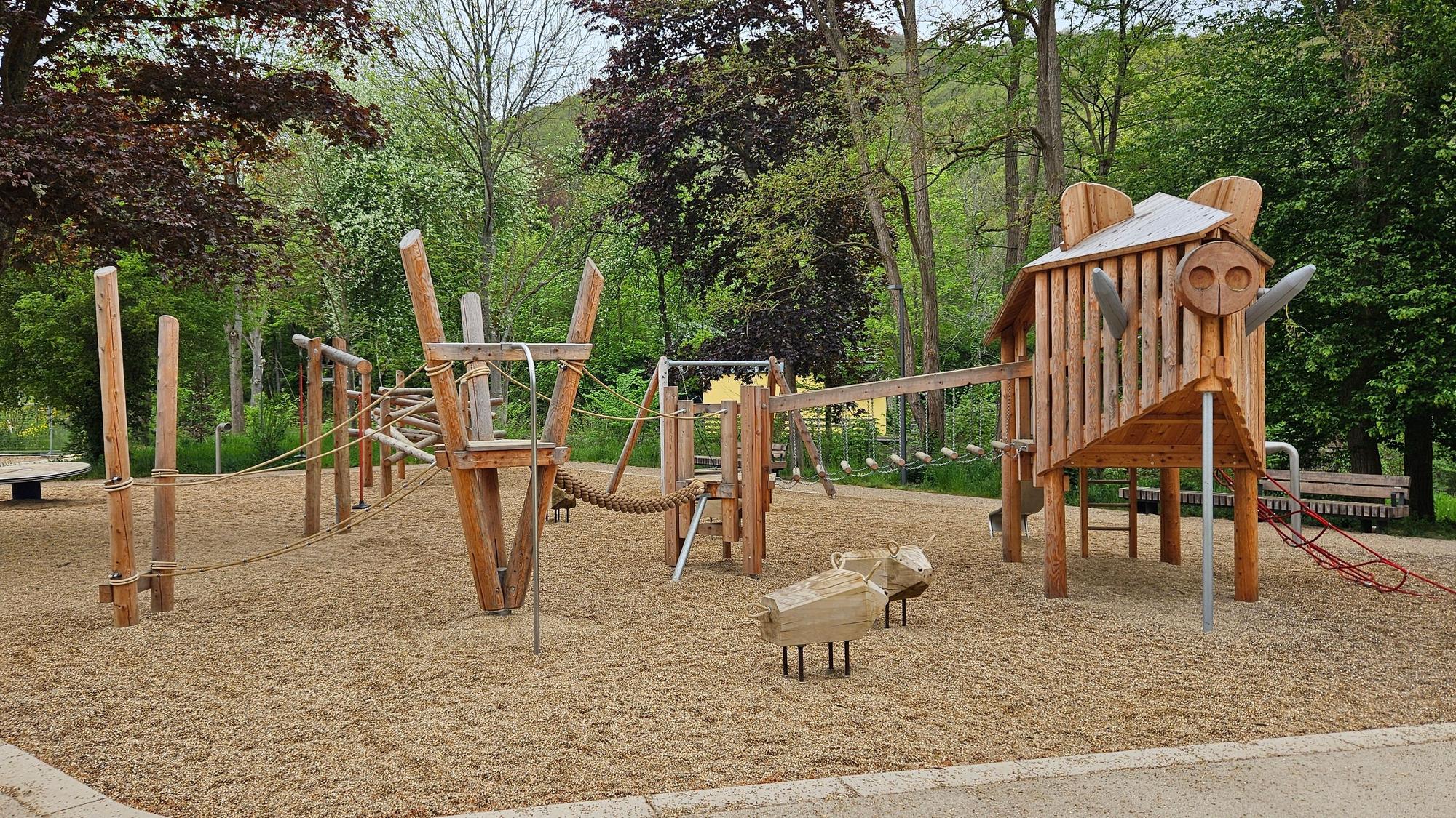 Das Bild zeigt den neuen Spielplatz im Kurpark.