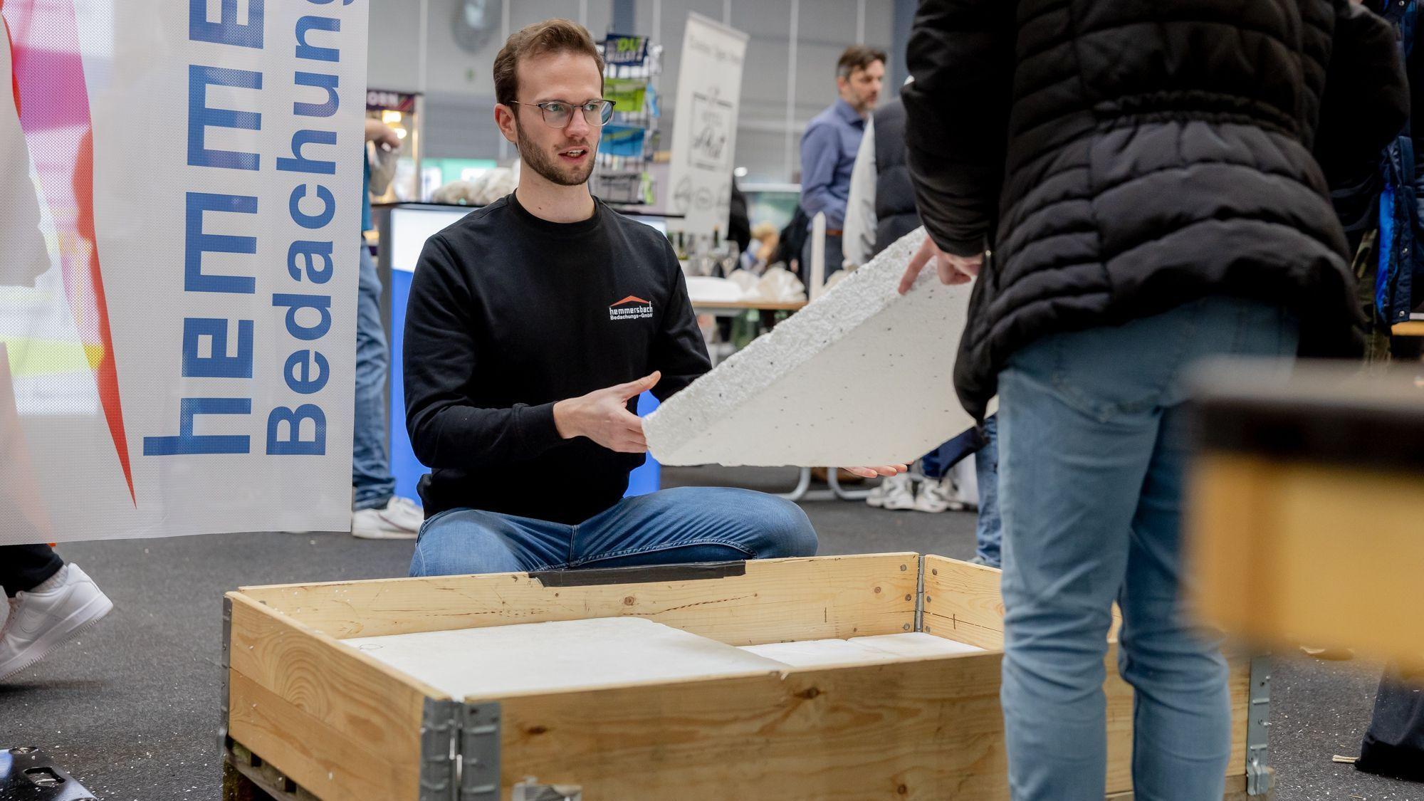 Alexander Köhler, kaufmännischer Leiter der Hemmersbach Bedachungs GmbH auf einer Baumesse